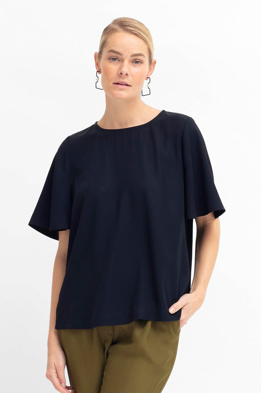 Deili Flutter Sleeve A-line Bold Print Top Model Front | BLACK
