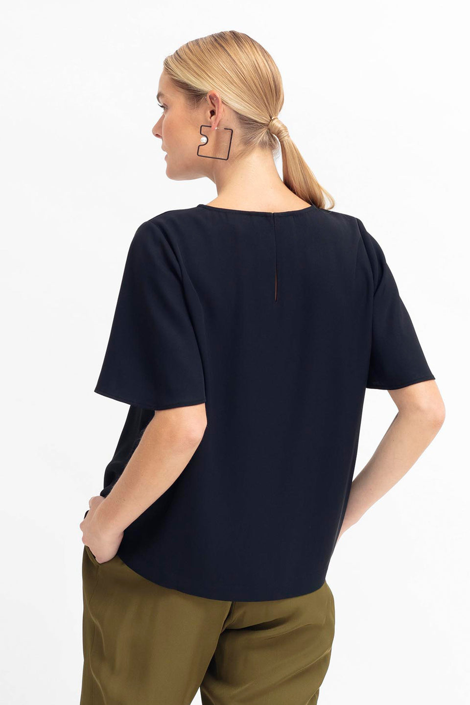 Deili Flutter Sleeve A-line Bold Print Top Model Back | BLACK