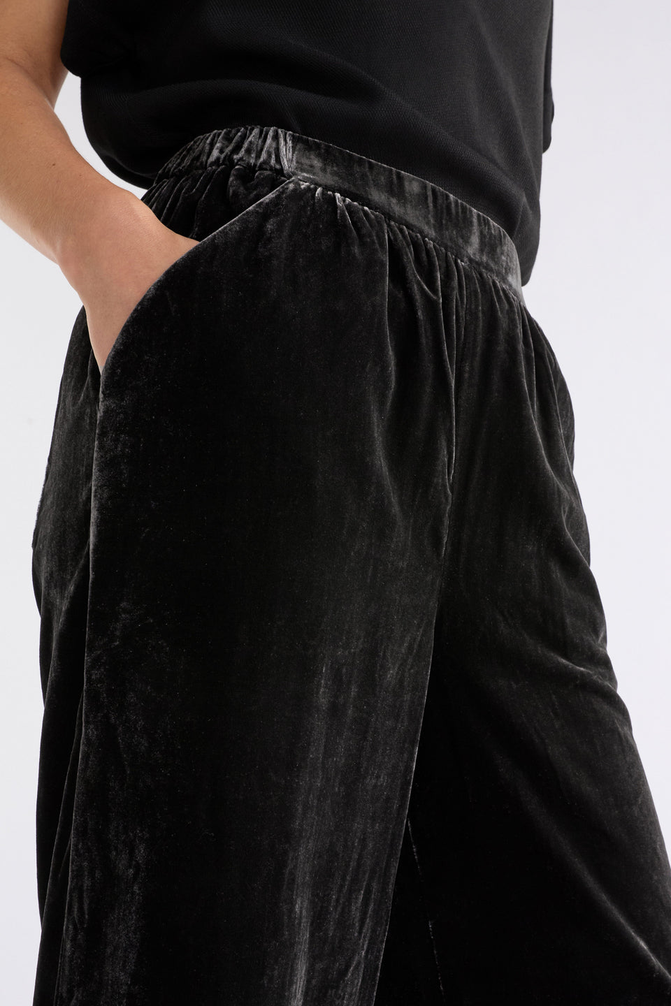 Metti Velvet Wide Leg Pant Model Crop  | CHARCOAL