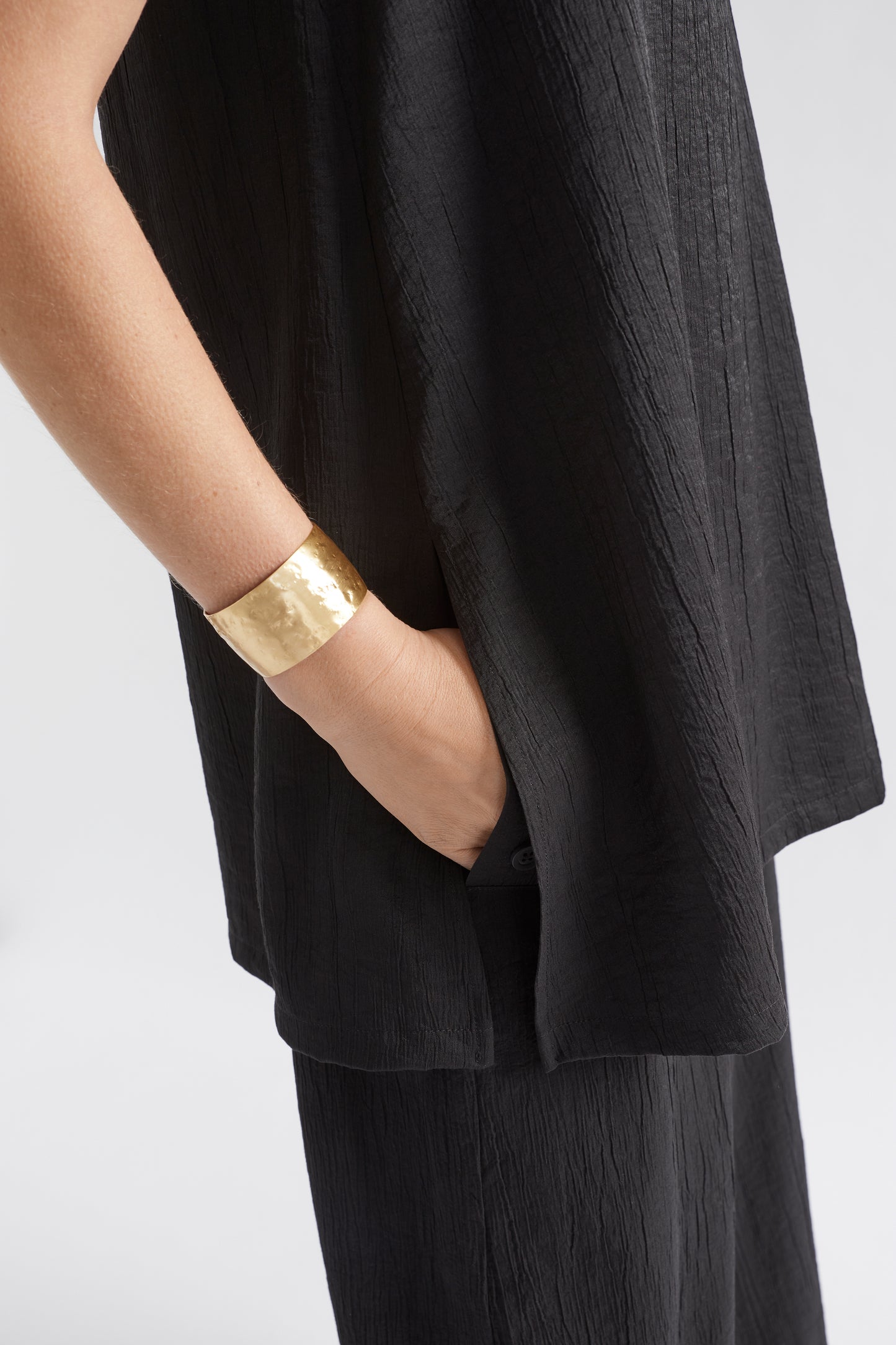 Joen Crinkle Fabric Tunic Top Model Detail | BLACK