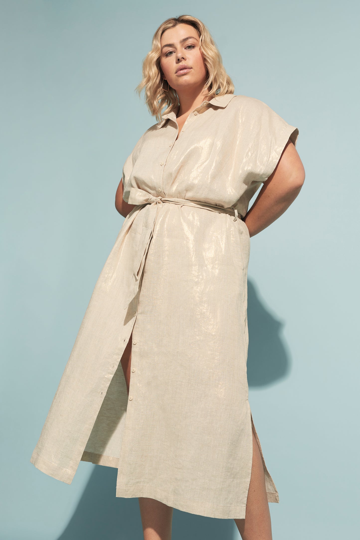 Metalen Gold Linen Shirt Dress Model Curve | GOLD LINEN