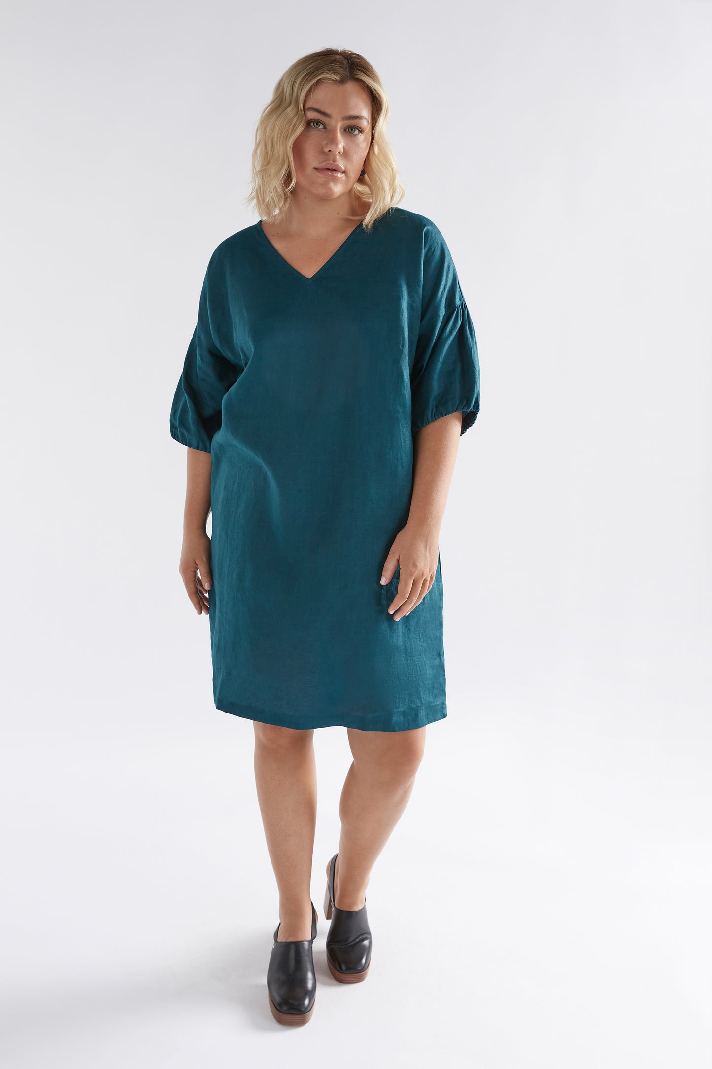 Strom Linen Puff Sleeve V-Neck Knee Length Dress Model Front Curve | PEACOCK
