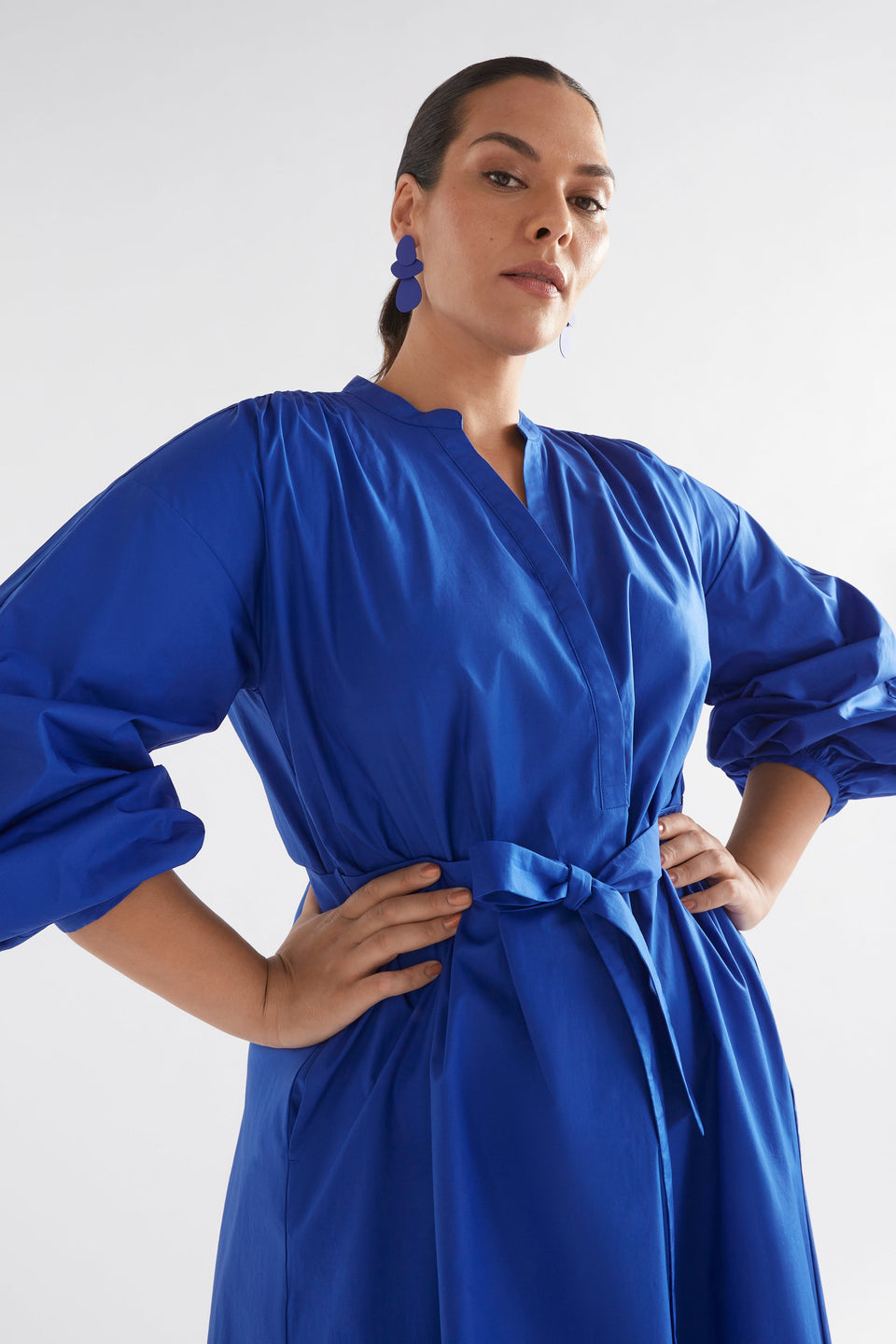 Deze Balloon Sleeve Waisted Cotton Midi Dress Model Front Curve Crop | ULTRAMARINE