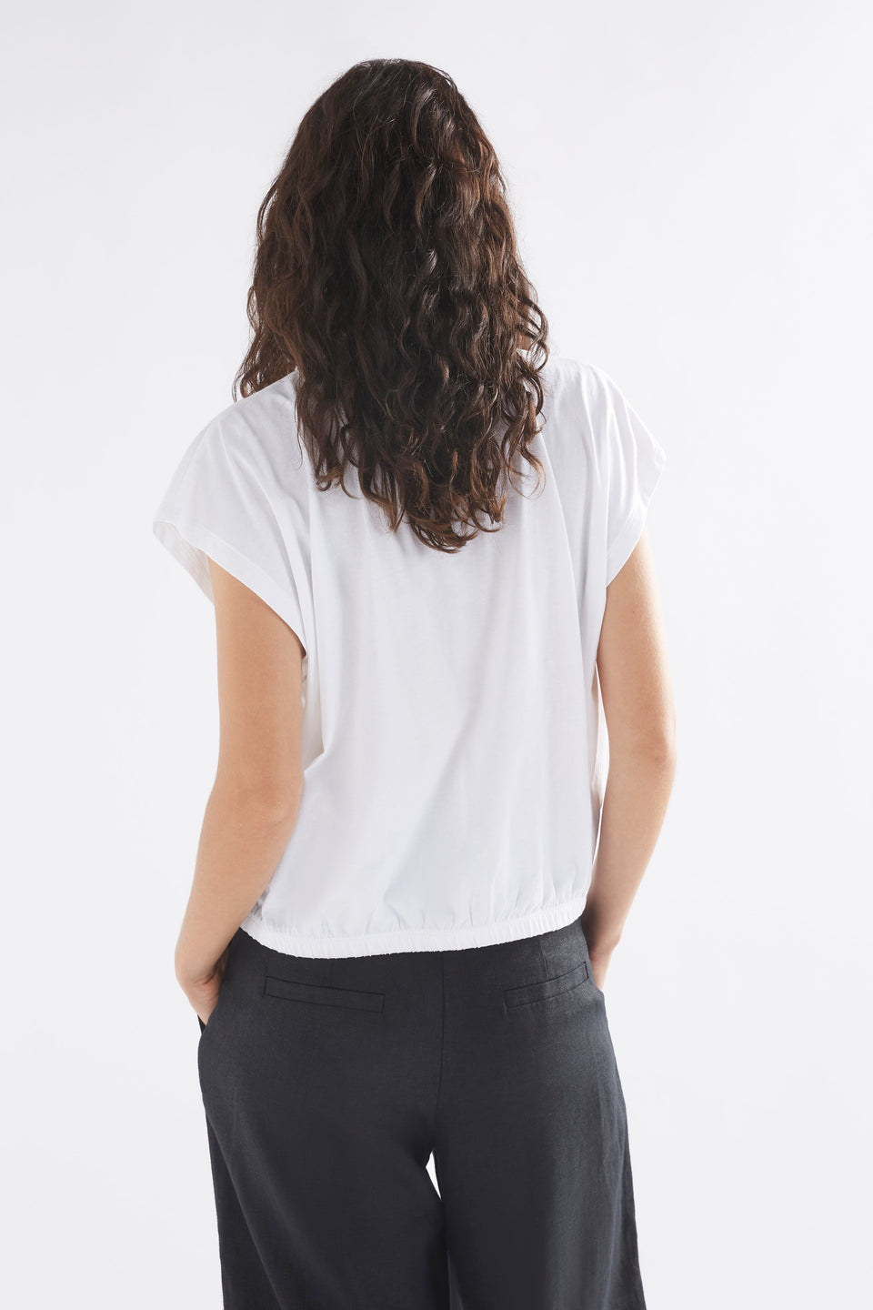 Kruise Organic Cotton Jersey Cropped Elastic Hem Semi Cropped Tee Model Back | WHITE