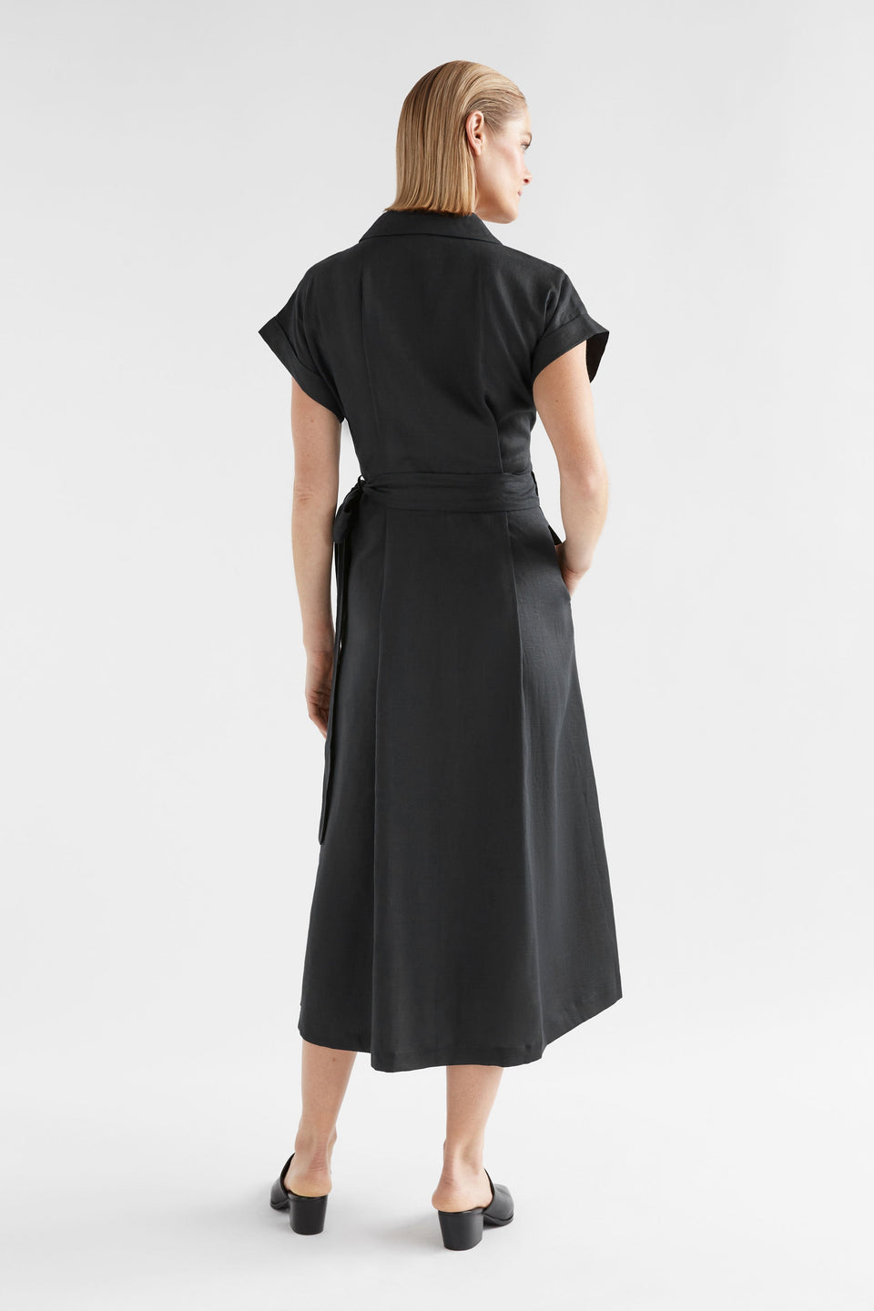 Minnen Linen Short Sleeve Wrap Shirt Dress Model Back | BLACK