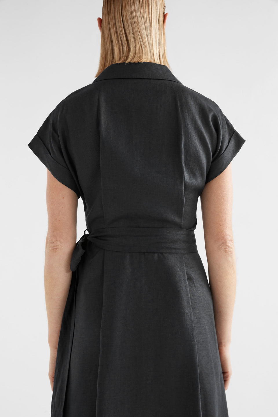 Minnen Linen Short Sleeve Wrap Shirt Dress Model Back detail | BLACK