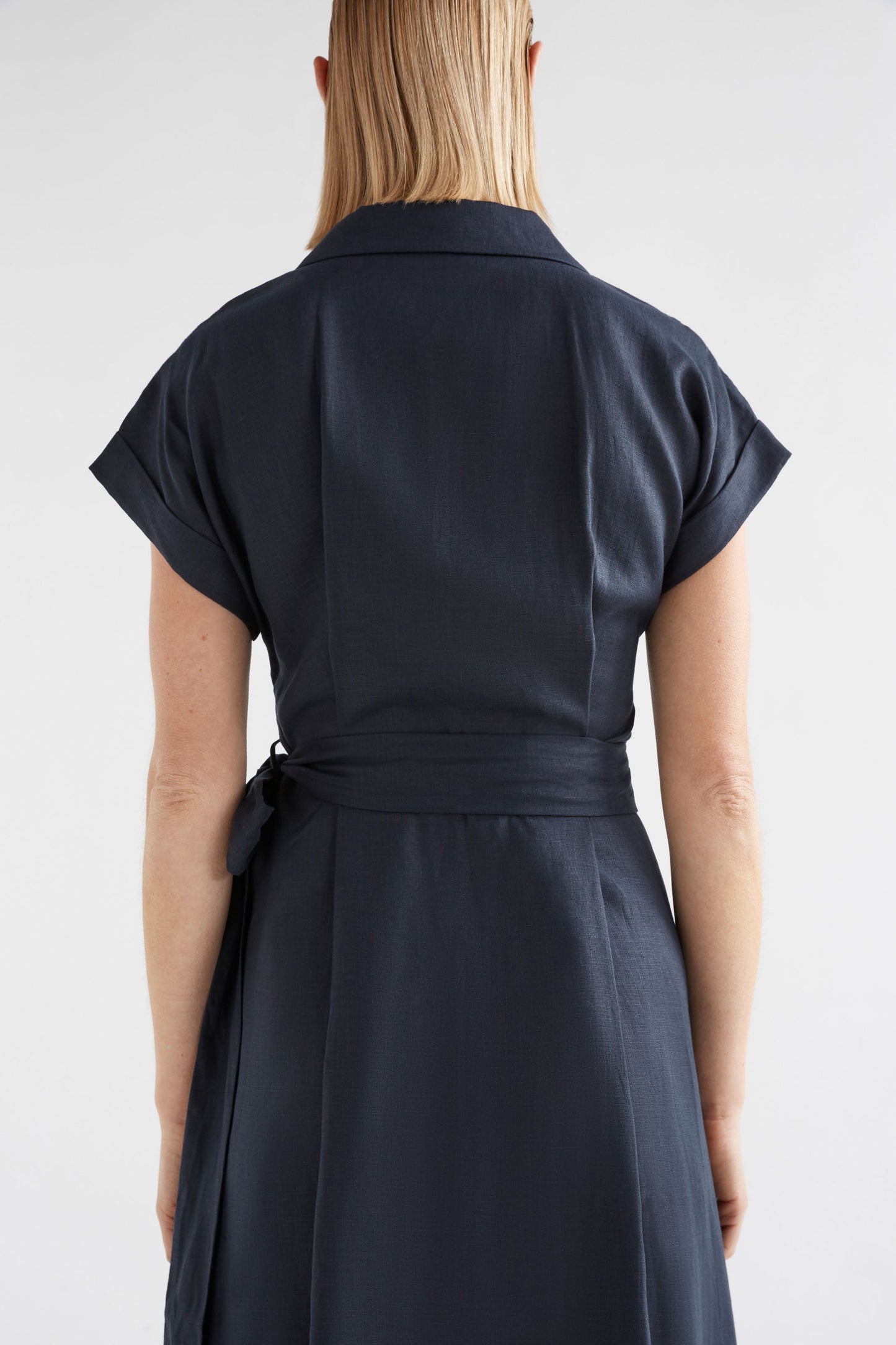 Minnen Linen Short Sleeve Wrap Shirt Dress Model Back Detail | SPACE BLUE