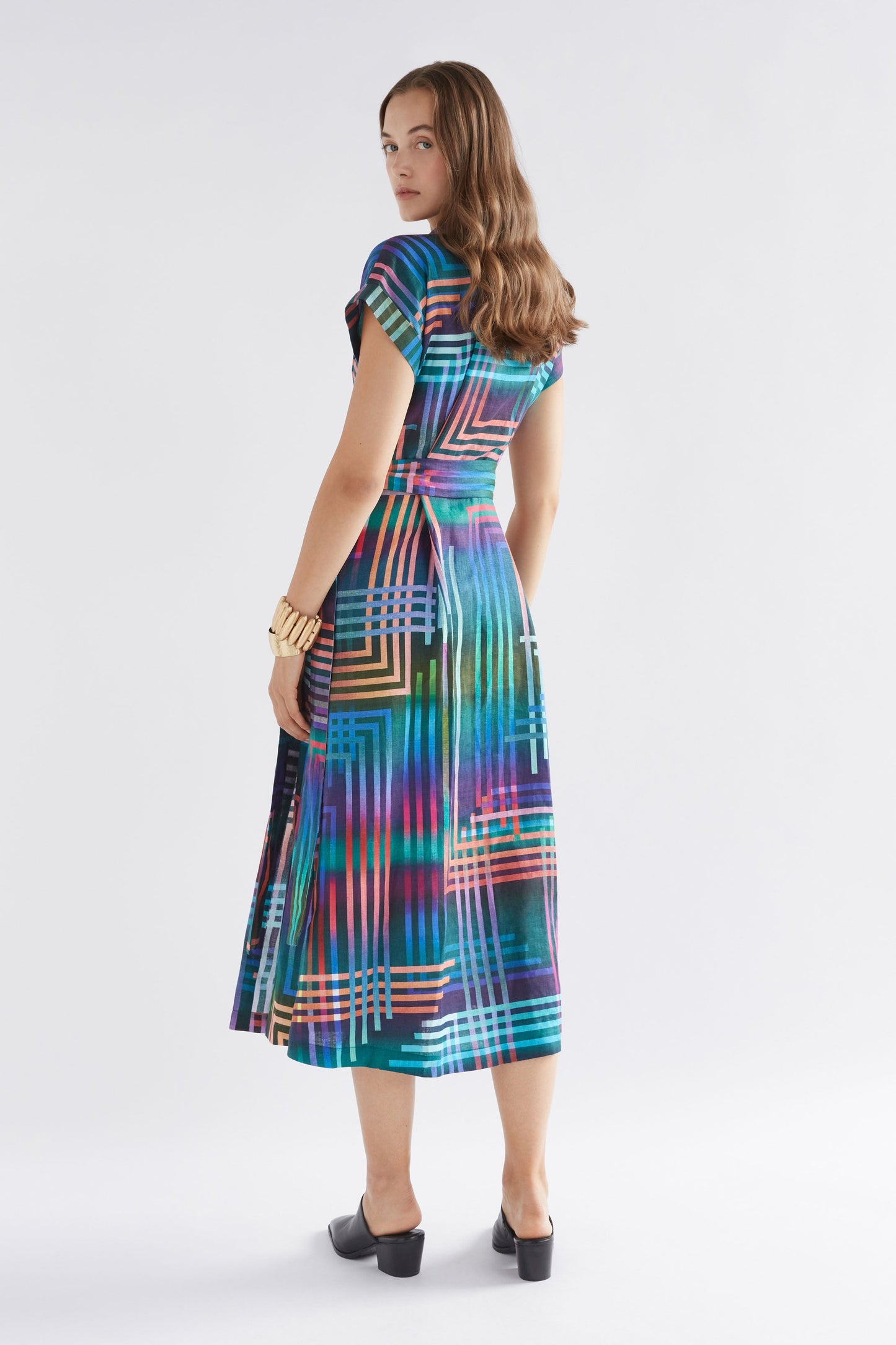Minnen Linen Print Short Sleeve Wrap Shirt Dress Model Back | NAVY LIGHETEN PRINT