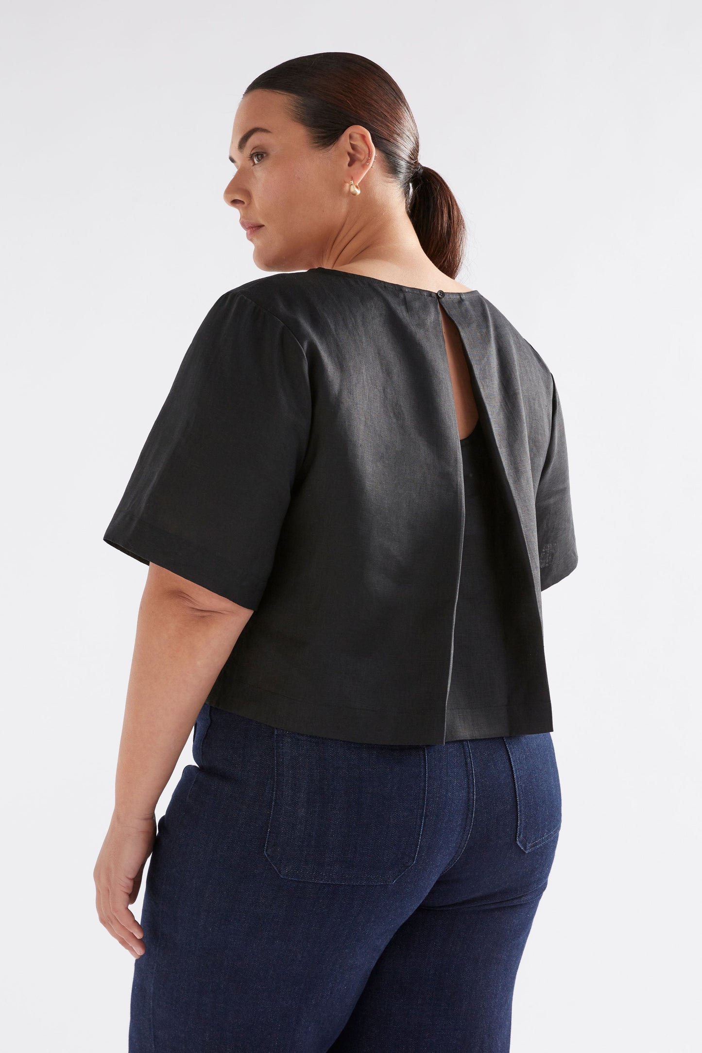 Honnor Linen Cropped Pleat Back Feature Top Model Back | BLACK