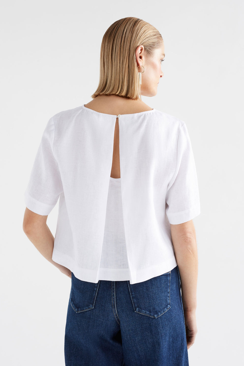 Honnor Linen Crop Pleat Back Top Model back | WHITE