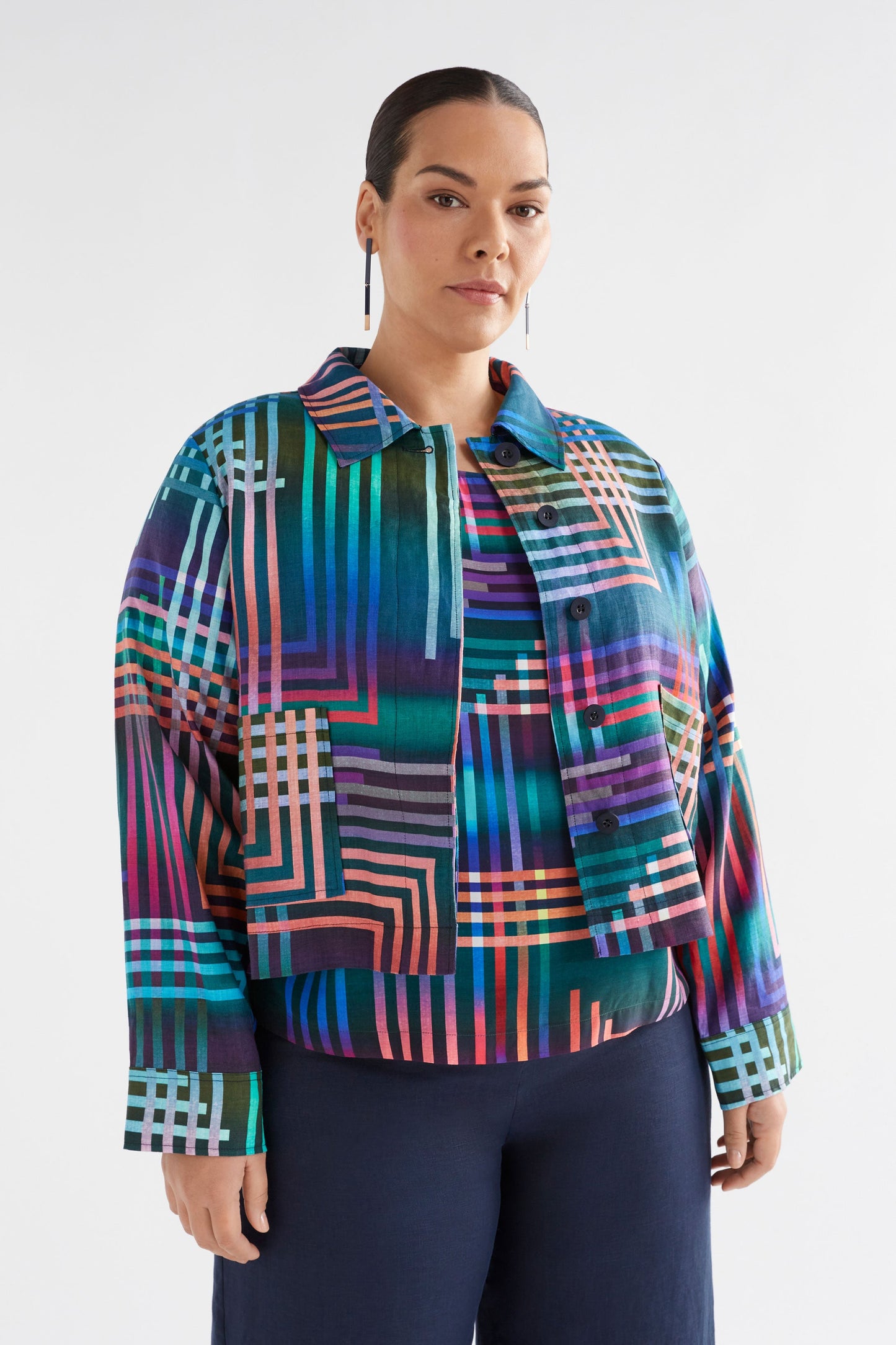 Eryn Silky-Feel Rolled Sleeve Short Sleeve Print Top Model Front Curve | NAVY LIGHETEN PRINT