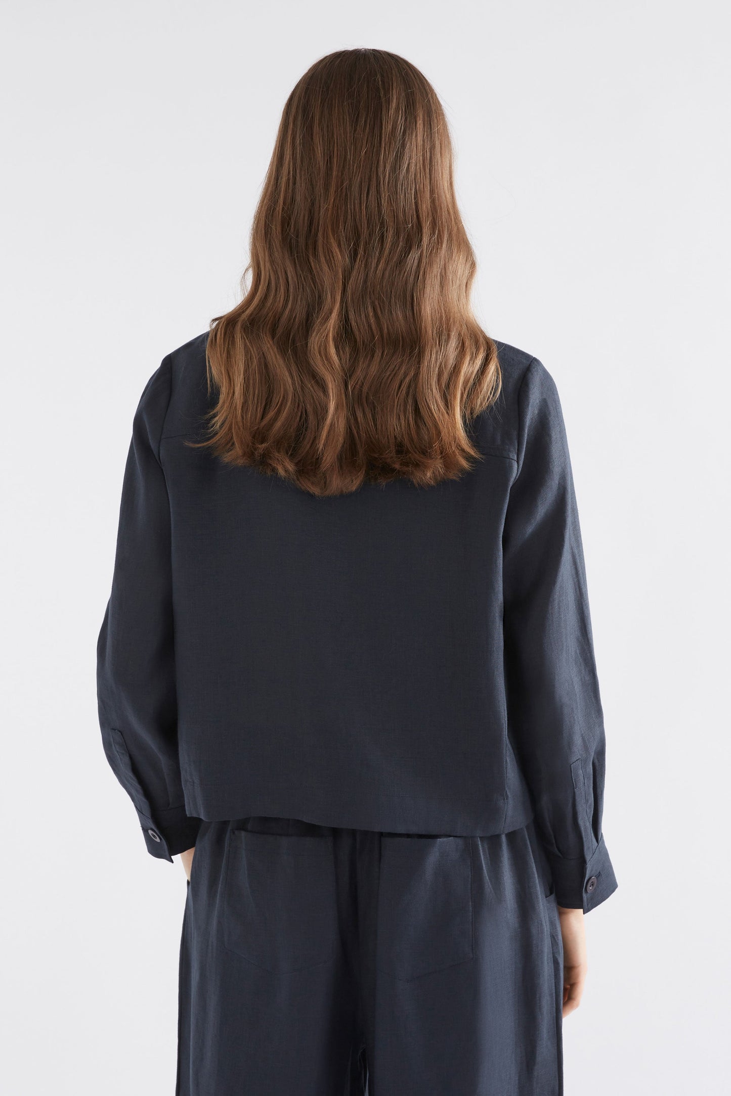 Minnen Linen Patch Pocket Collared Lightweight Jacket Model Back | SPACE BLUE