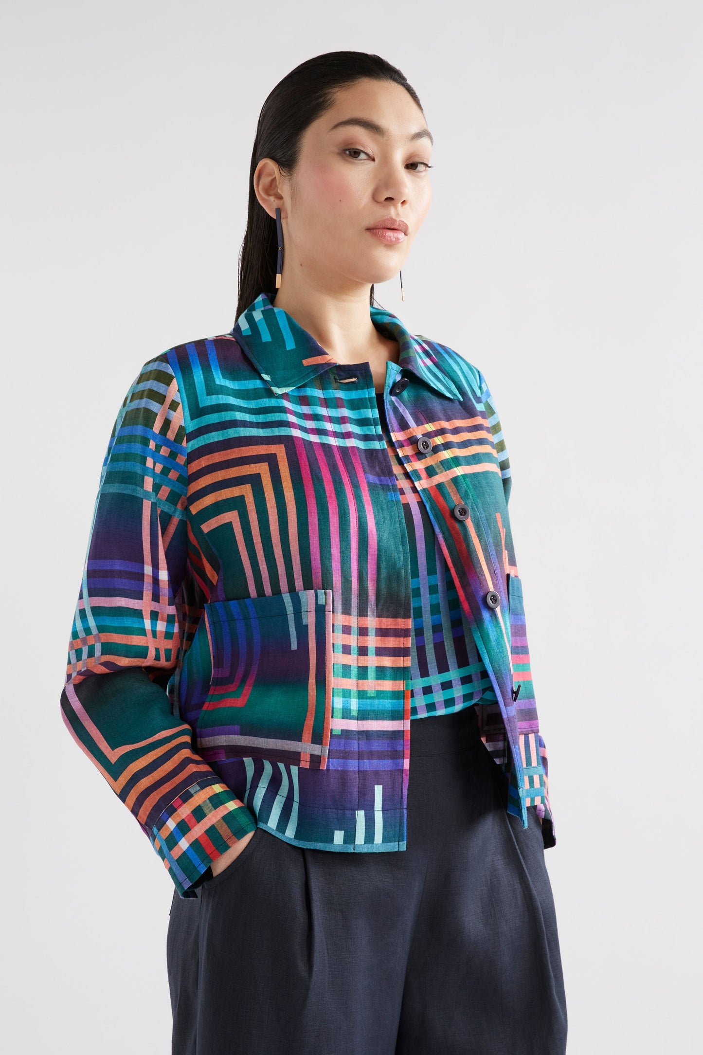 Minnen Print Linen Patch Pocket Collared Lightweight Jacket Model Front crop | NAVY LIGHETEN PRINT