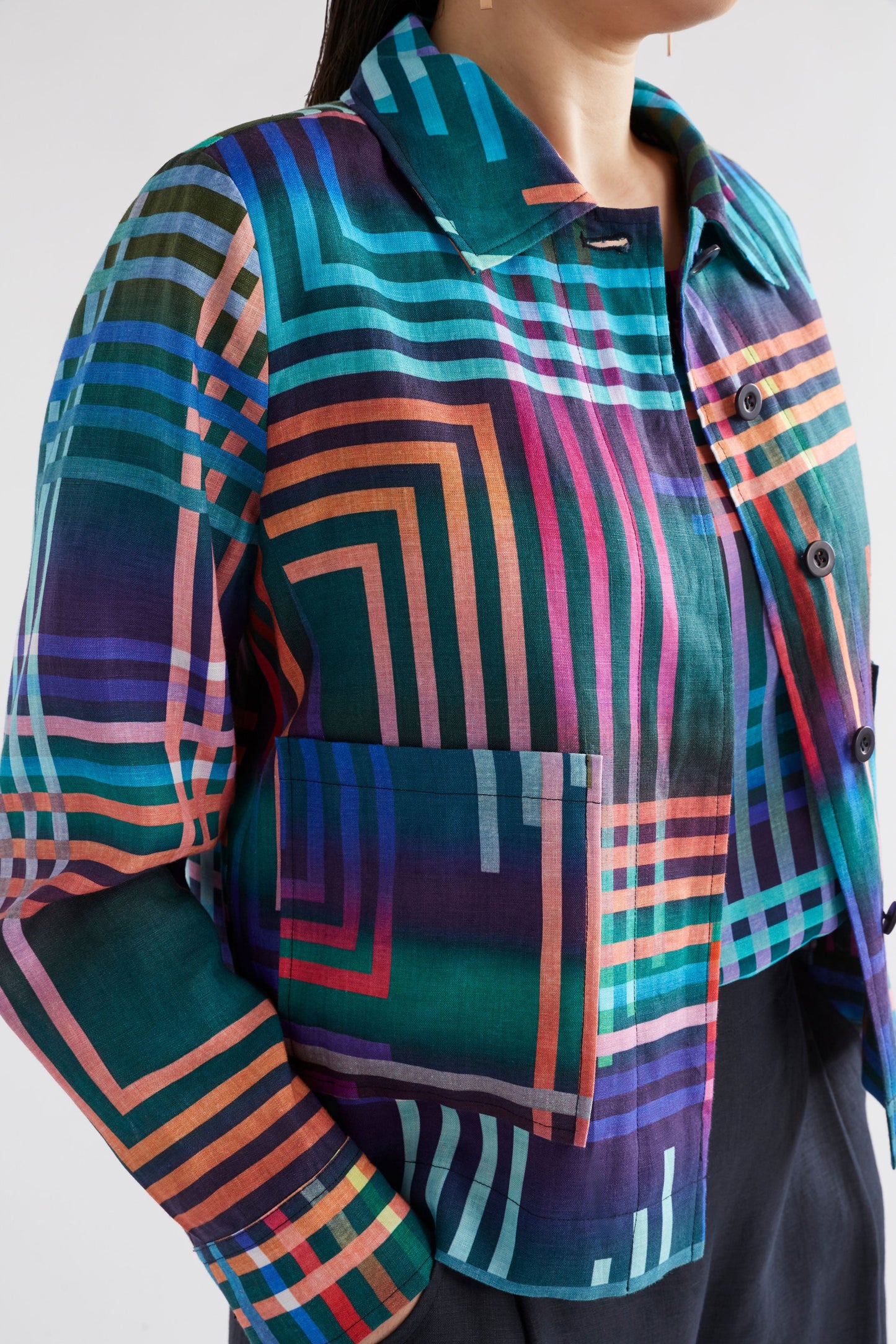 Minnen Print Linen Patch Pocket Collared Lightweight Jacket Model Front detail | NAVY LIGHETEN PRINT