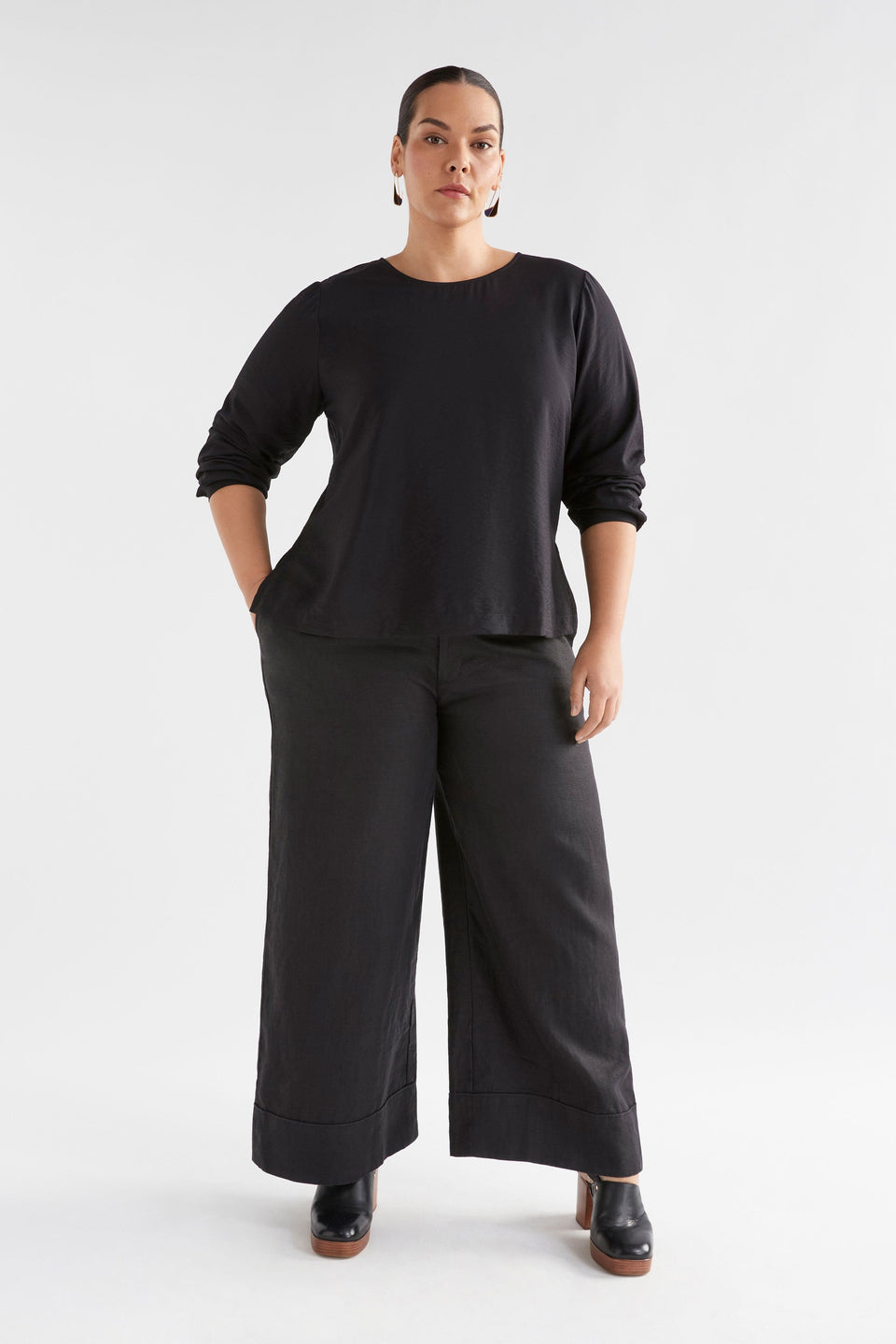 The Allt Round Neck Cuffed Long Sleeve Top Model Front Curve full Body | BLACK