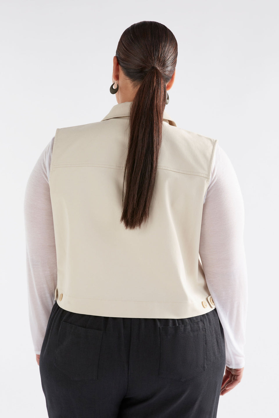 Noorden Twill Collared Button Up Sleeveless Vest Model Back Curve | MOONSTONE