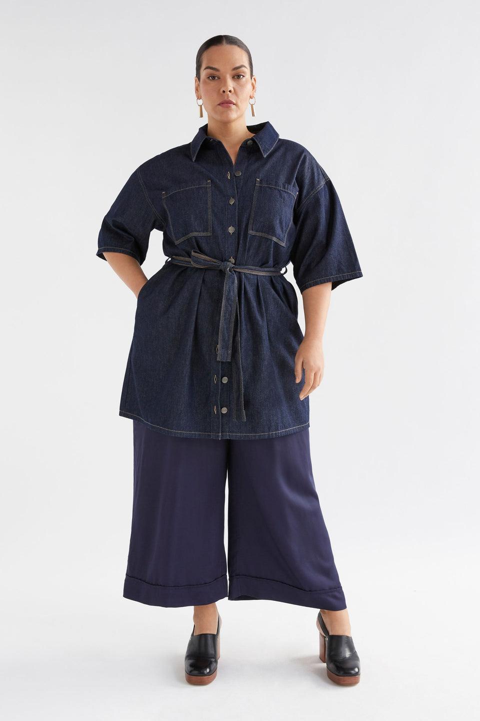 Denym Pocket Shirt Dress Model Front Curve | AUTHENTIC BLUE WASH