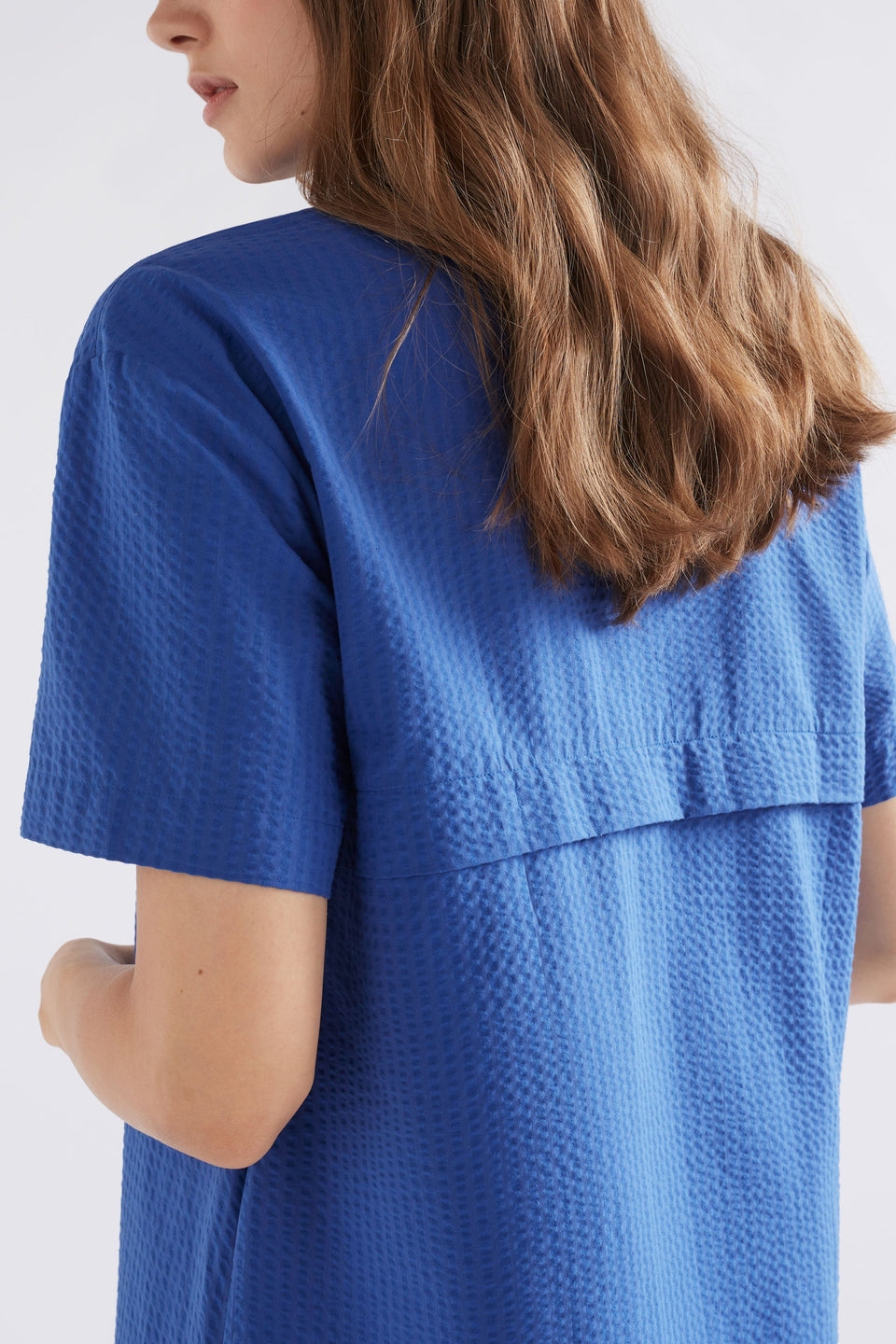Vaihe Organic Cotton Seersucker Midi Short Sleeve Shirt Dress Model Back Detail | COBALT