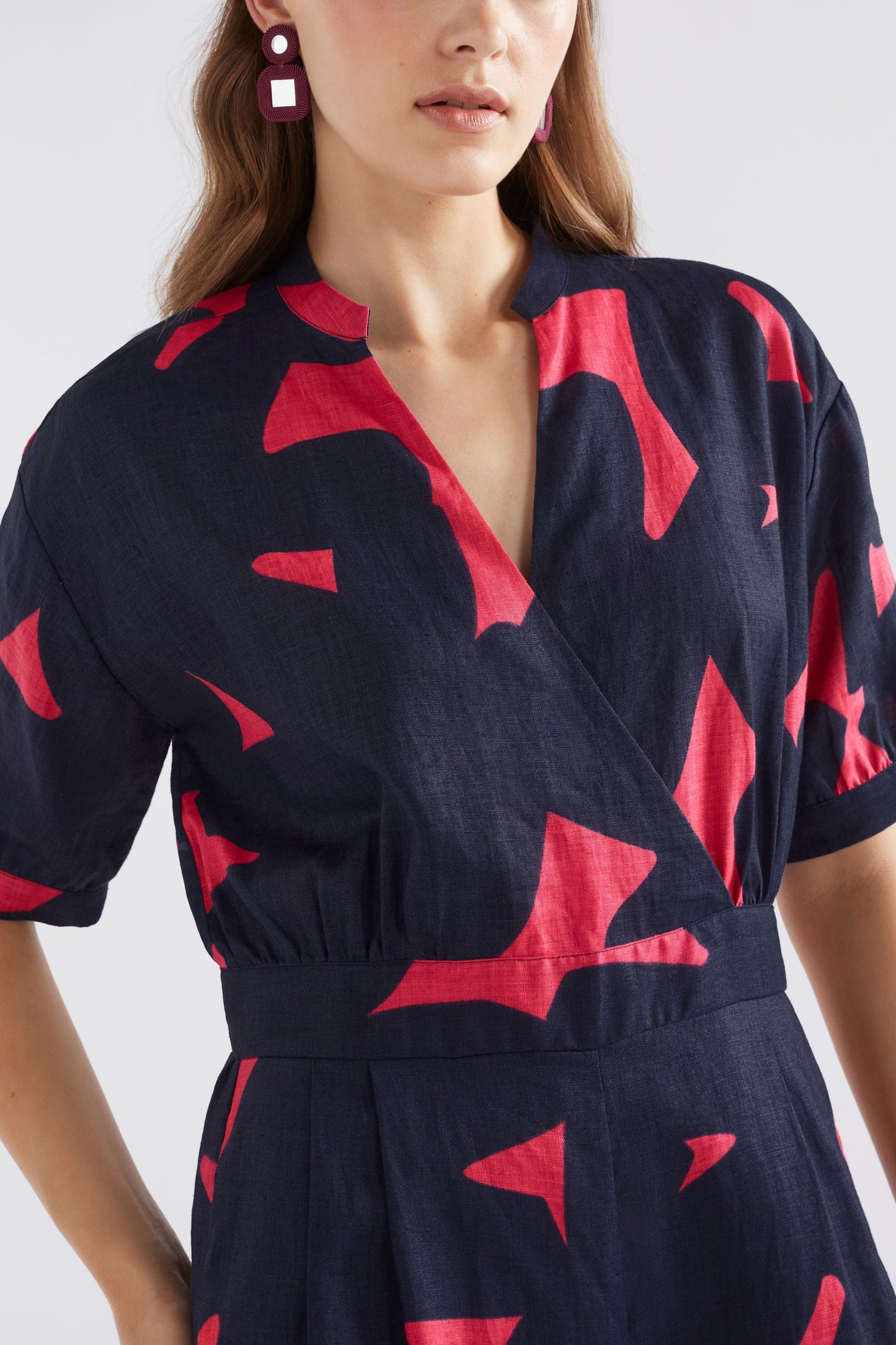 Luna Short Sleeve V-neck Cropped Leg Linen Print Jumpsuit Model Front detail | NAVY TERA PRINT