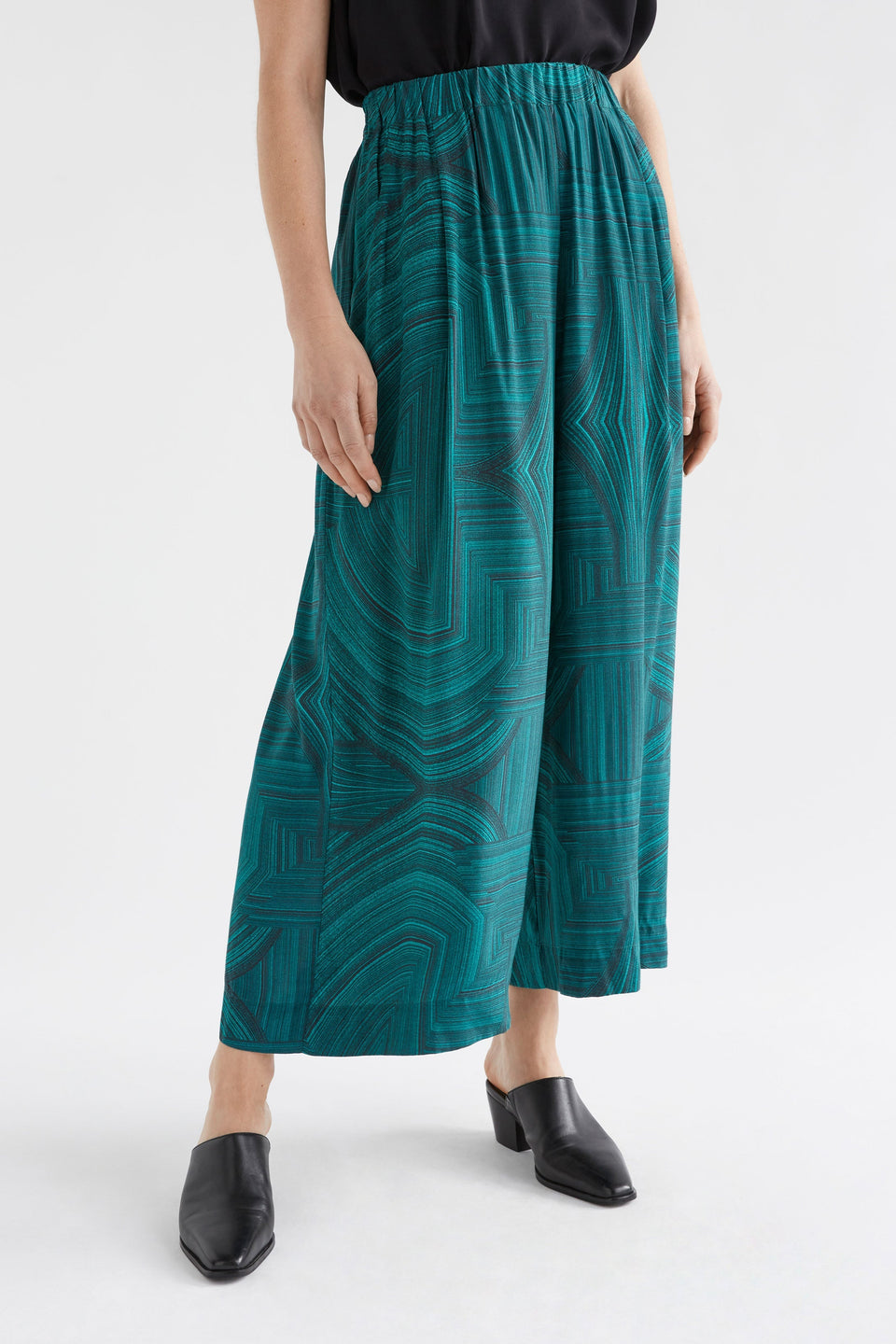 Krava Silky Print Elastic Waist Pant Model Front Crop | MALACHITE PRINT