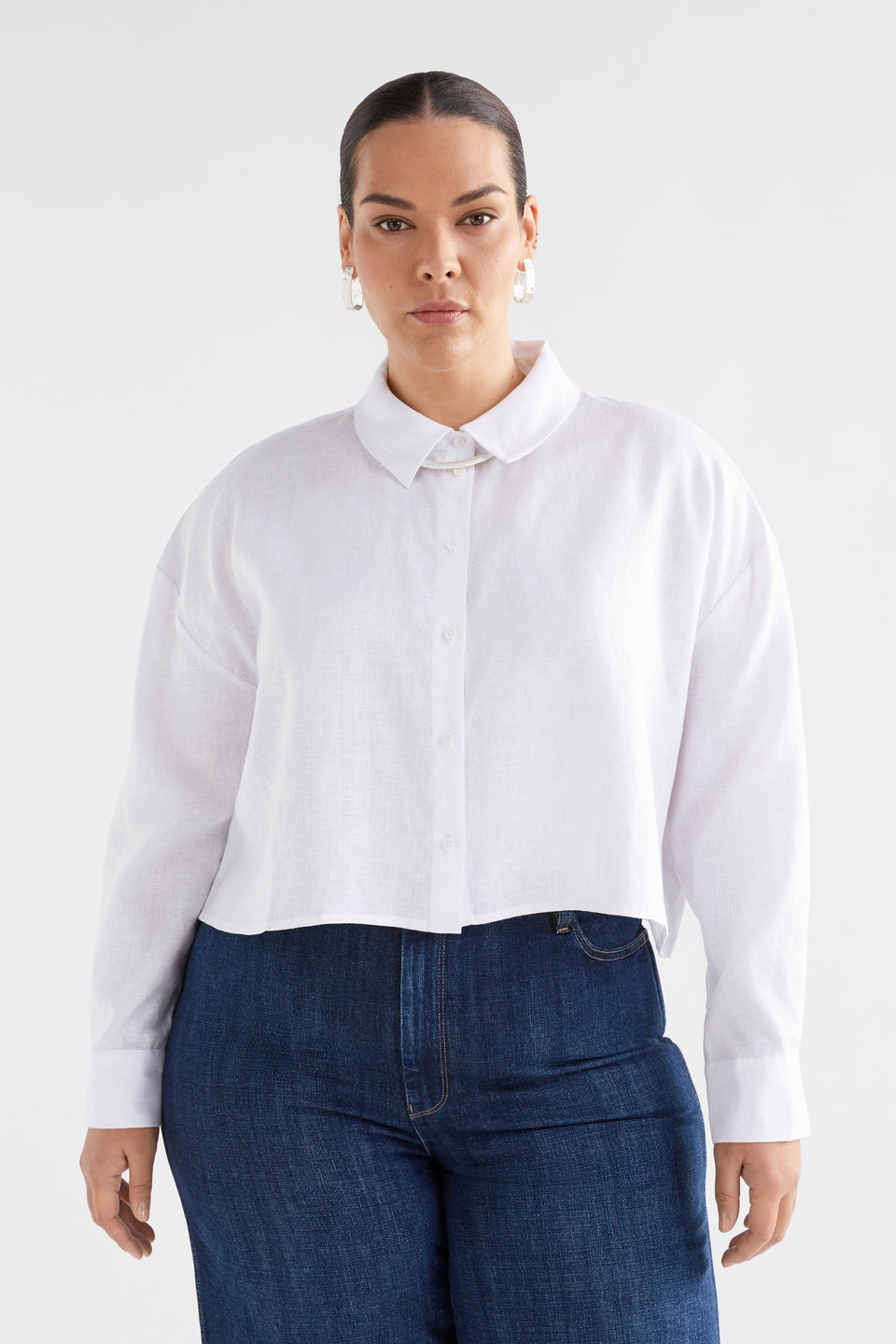 Cort Cropped Linen Shirt Model Crop Front Curve | WHITE