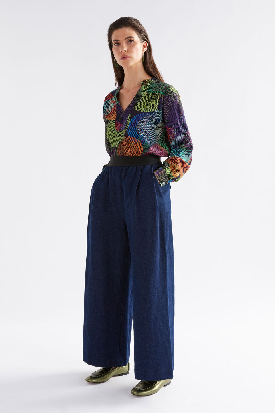 Maar V-Neck Collarless Print Cuffed Shirt Model Full Body | OMBRA PRINT