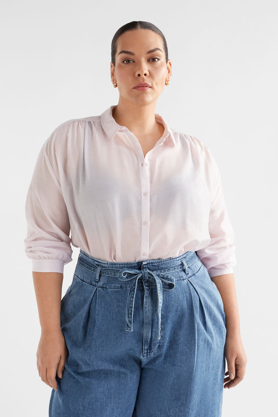 Mia Organic Cotton-Silk Lightweight Shirt Model Front Curve | SHELL PINK