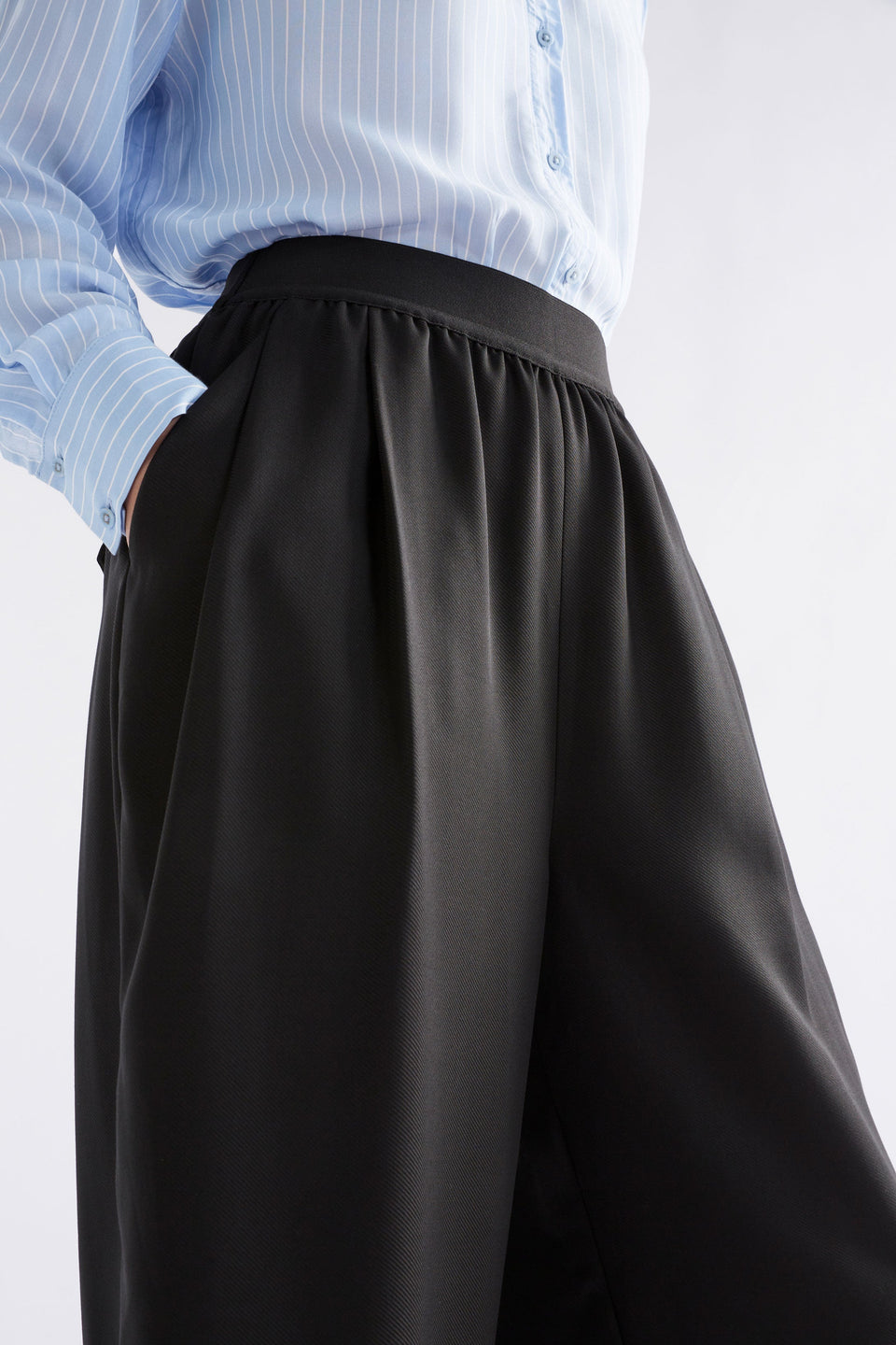 Sepp Twill Exposed Elastic Waist Wide Leg Pant Model Front detail | BLACK
