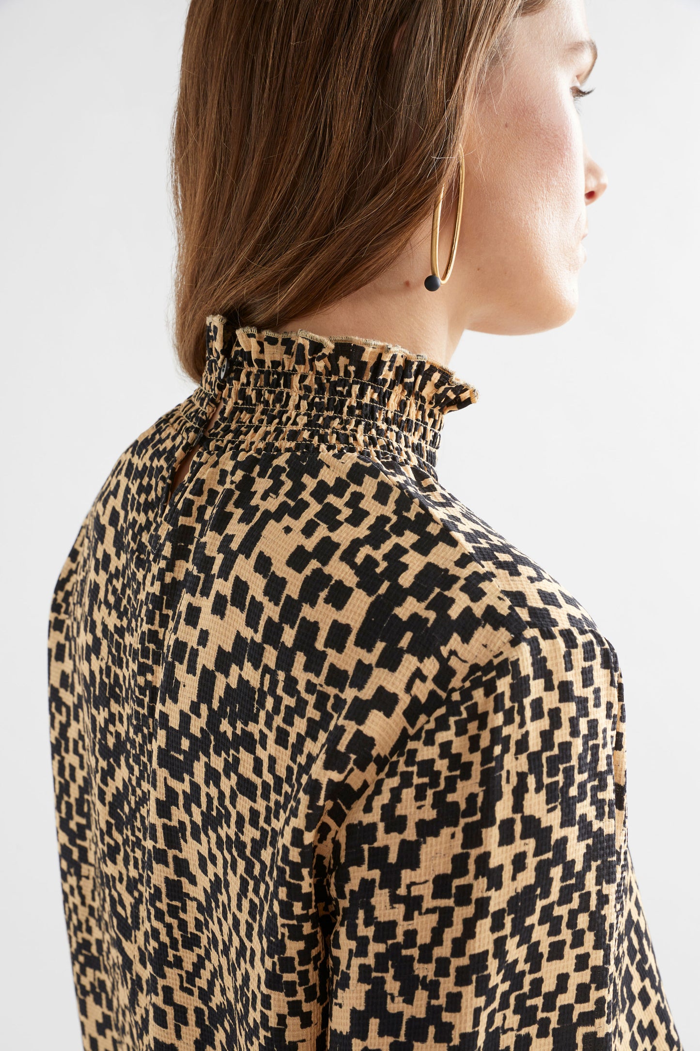 Veda Shirred Neck and Cuff Long Sleeve Top Model Neck Detail | BEIGE SINDA PRINT
