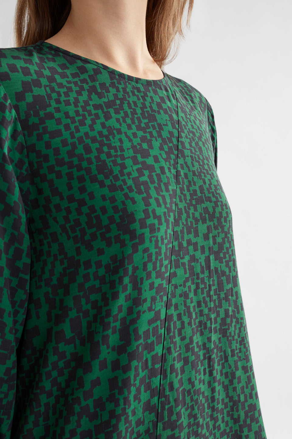 Dega Long Sleeve Asymmetric Hem Print Midi Dress Model Front detail | GREEN SINDA PRINT