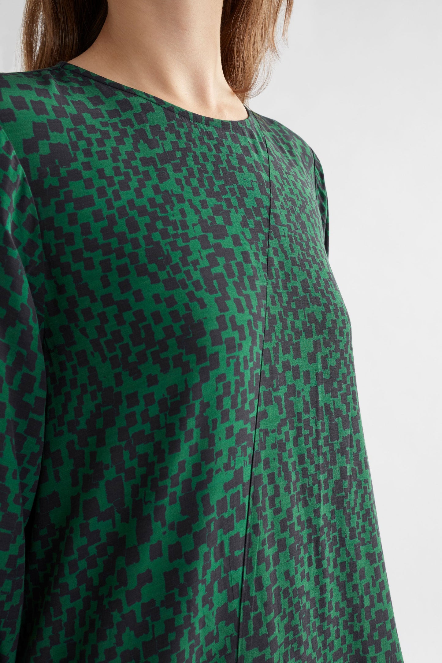 Dega Long Sleeve Asymmetric Hem Print Midi Dress Model Front detail | GREEN SINDA PRINT