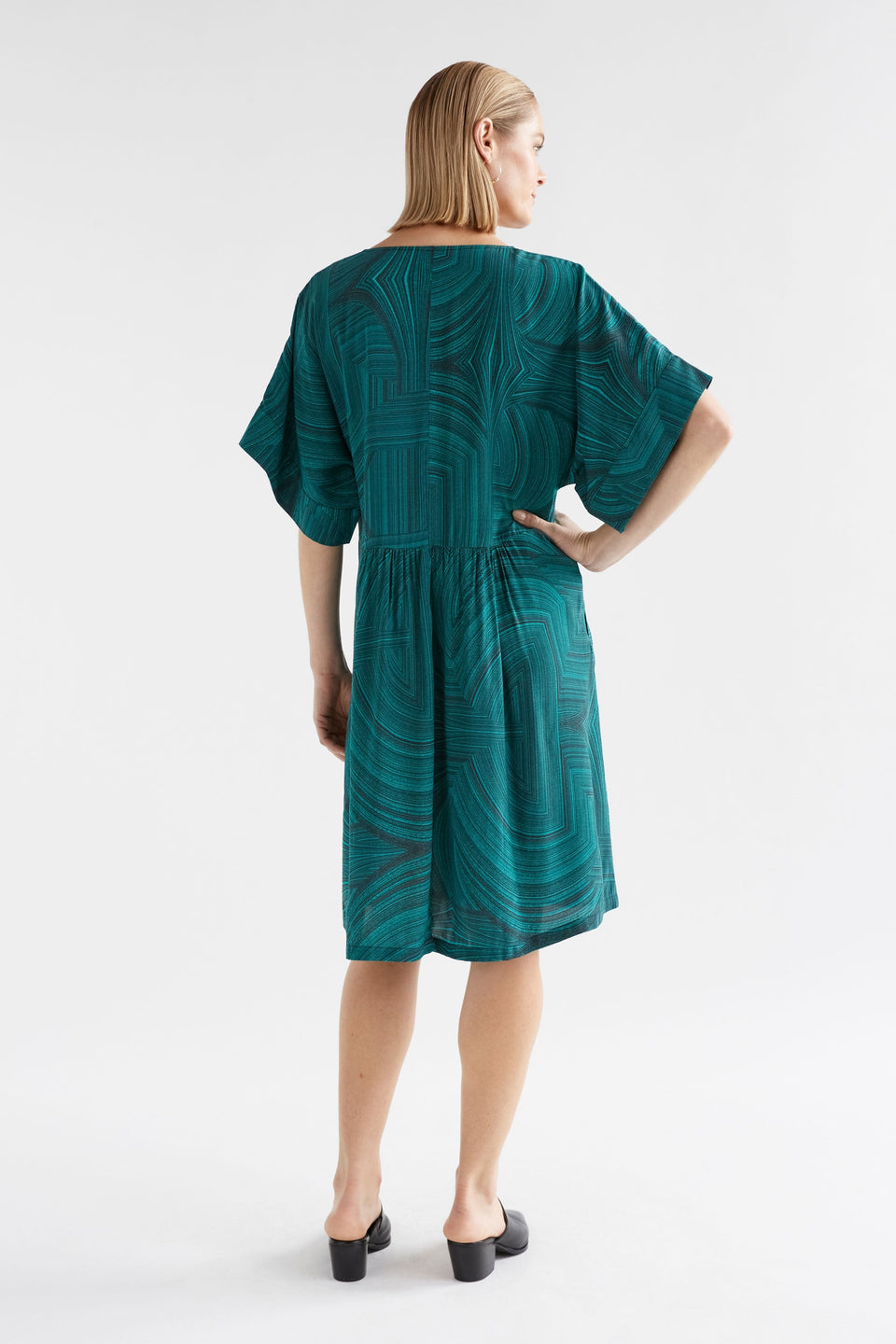 Krava V-Neck Batwing Short Tee Dress Model Back | MALACHITE PRINT