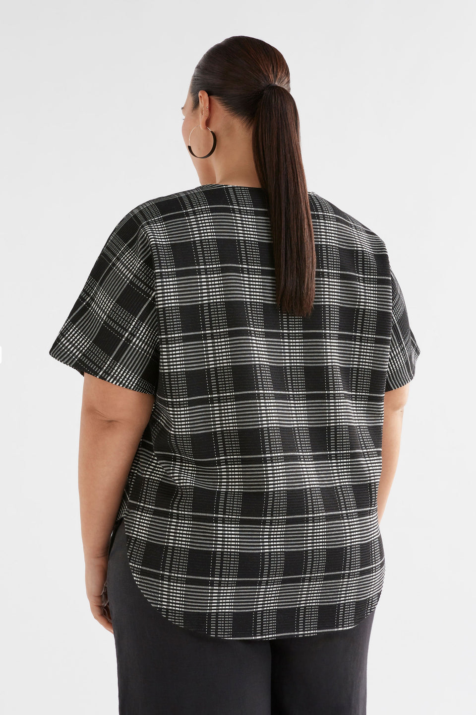 Mairea Jacquard Textured Check Stretch Tshirt Curve Model Back |  BLACK WHITE CHECK
