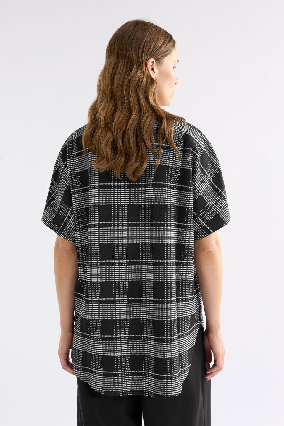 Mairea Jacquard Textured Check Stretch Tshirt Model Back |  BLACK WHITE CHECK