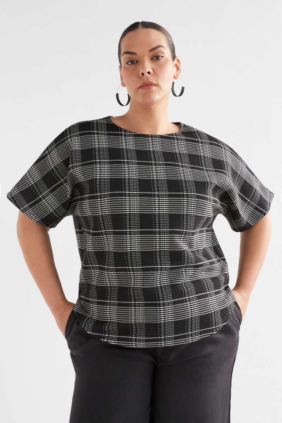 Mairea Jacquard Textured Check Stretch Tshirt Curve Model Front |  BLACK WHITE CHECK