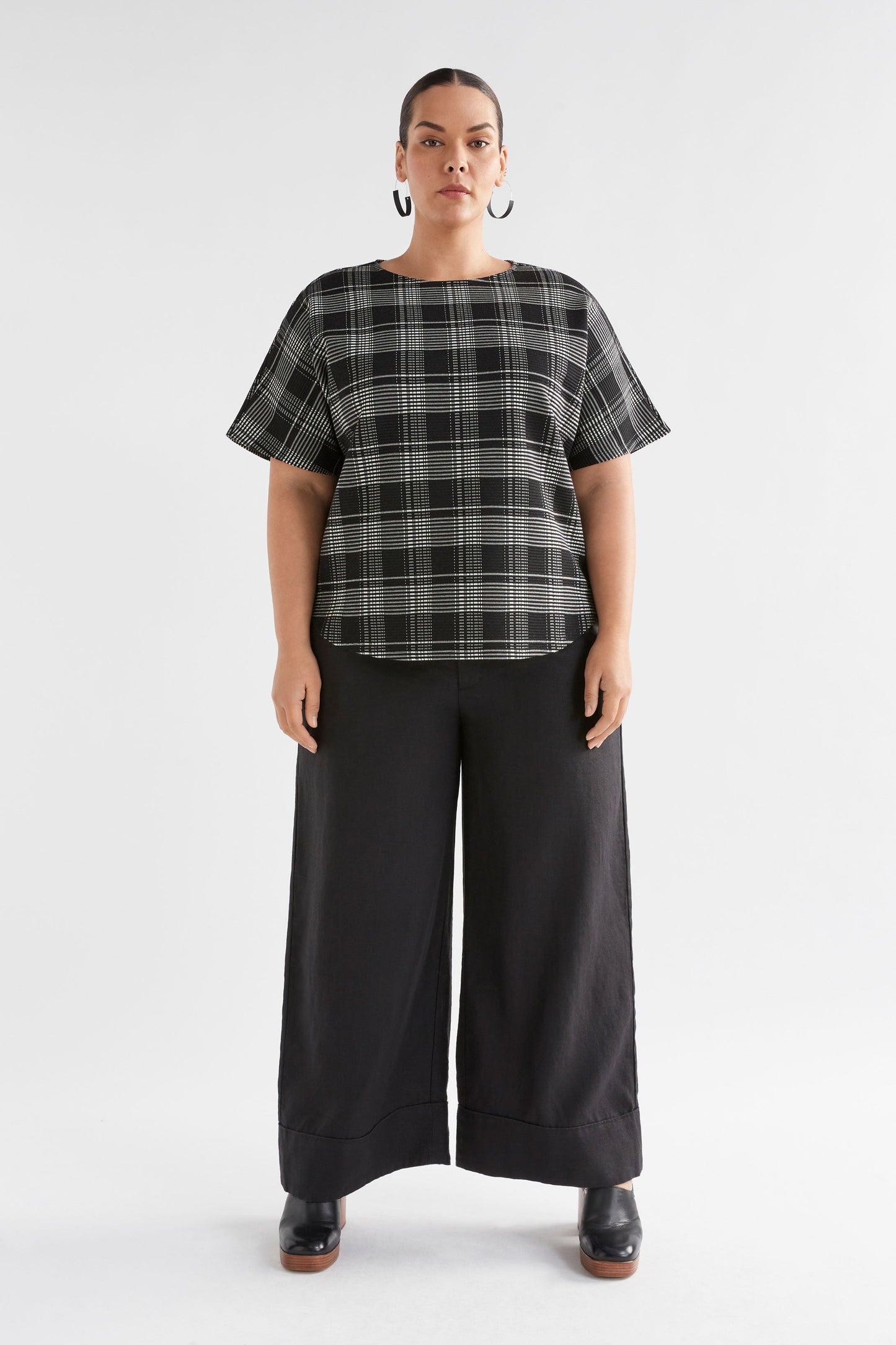 Mairea Jacquard Textured Check Stretch Tshirt Curve Model Front Full Body |  BLACK WHITE CHECK