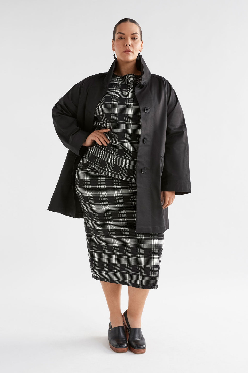 Mairea Jacquard Textured Check Stretch Pencil Skirt Curve Model Front with Mairea Top |  BLACK WHITE CHECK