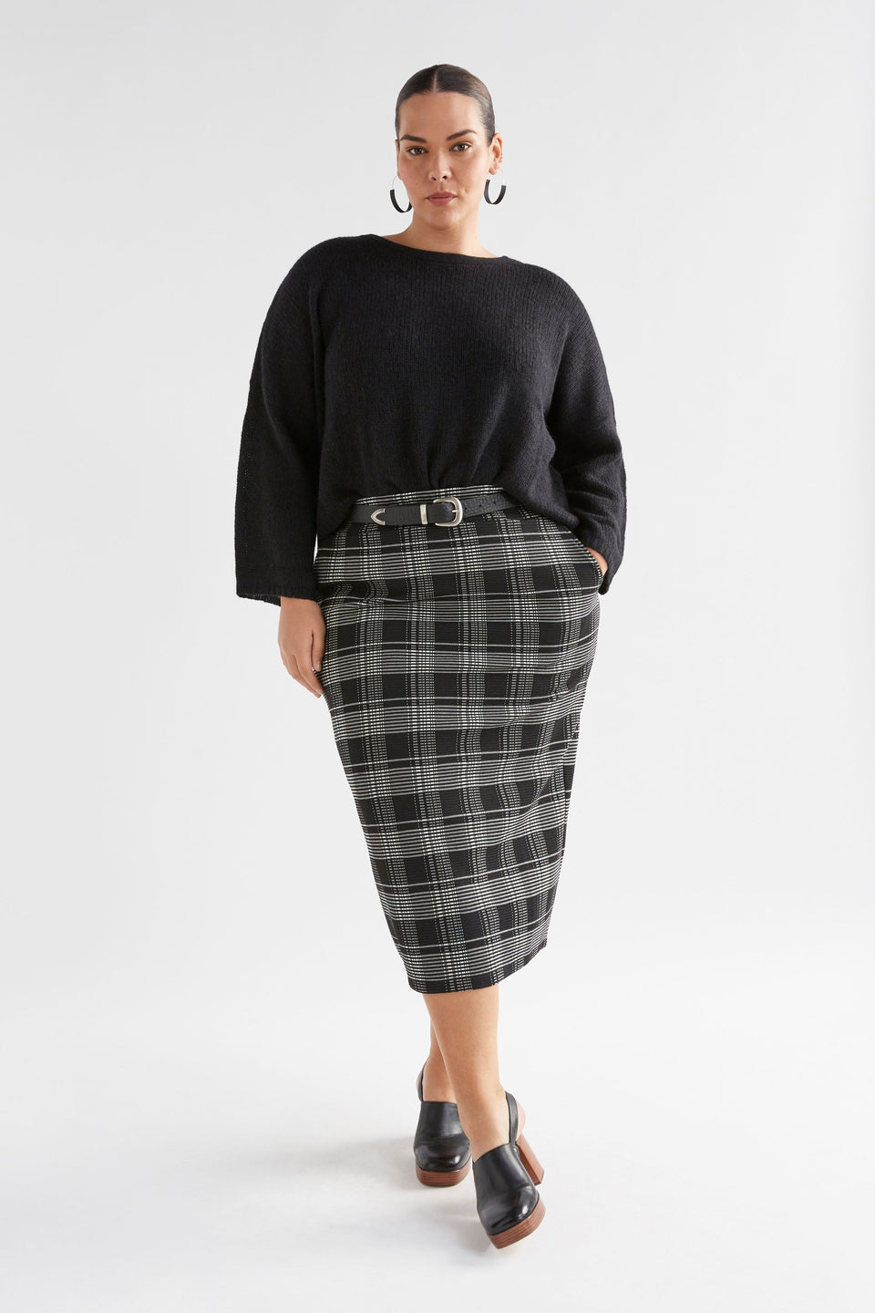 Mairea Jacquard Textured Check Stretch Pencil Skirt Curve Model Front |  BLACK WHITE CHECK