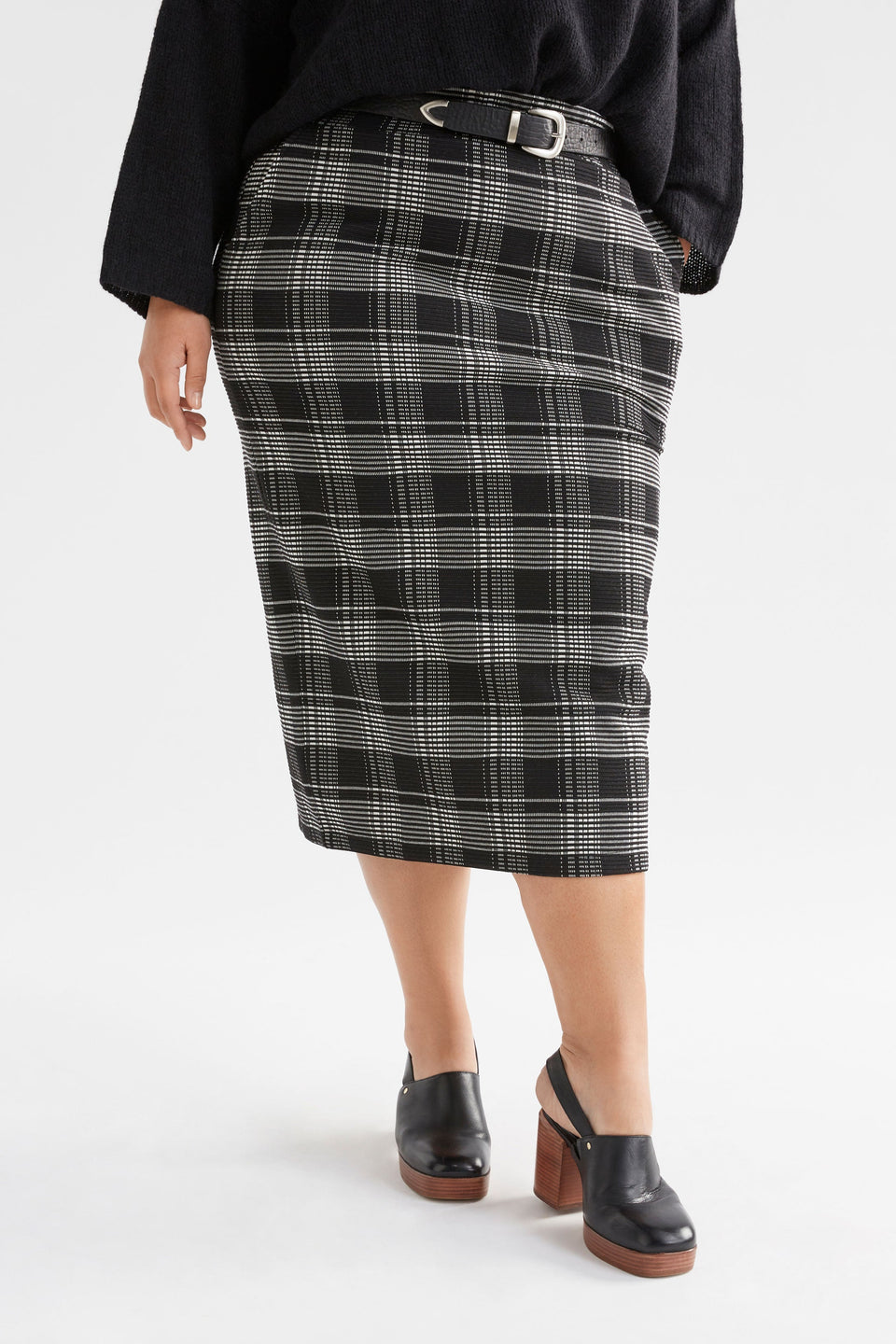 Mairea Jacquard Textured Check Stretch Pencil Skirt Curve Model Front crop |  BLACK WHITE CHECK