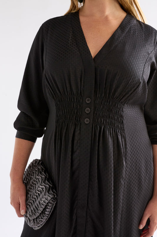 Oben Textured Spot Shirred Waisted Long Sleeve Midi Shirt Dress Model Chanel Front detail | BLACK