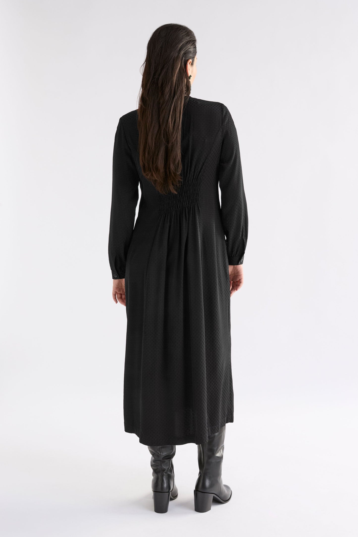 Oben Textured Spot Shirred Waisted Long Sleeve Midi Shirt Dress Model Back | BLACK