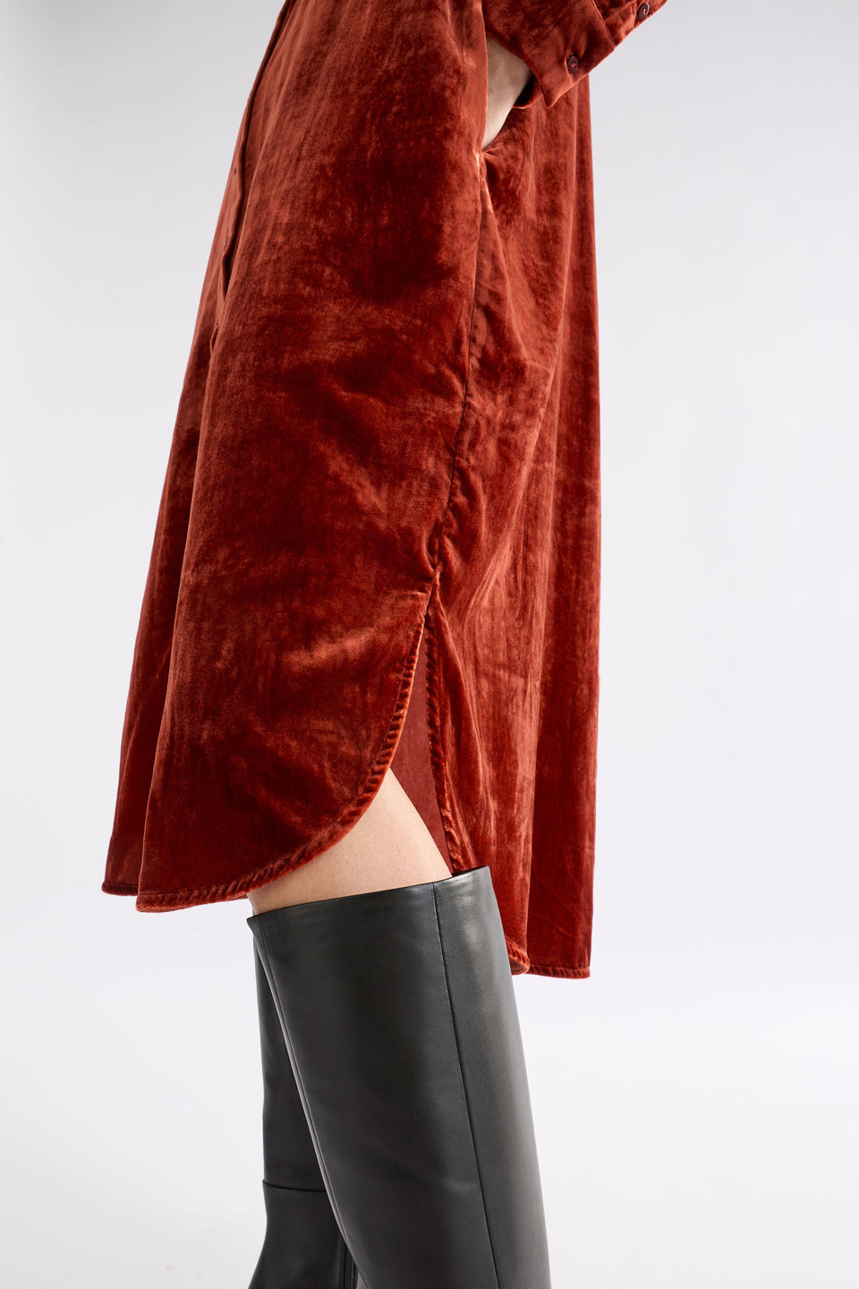 Suuri Velvet Scooped Hem Midi Shirt Dress Model Side Hem Detail | SPICE