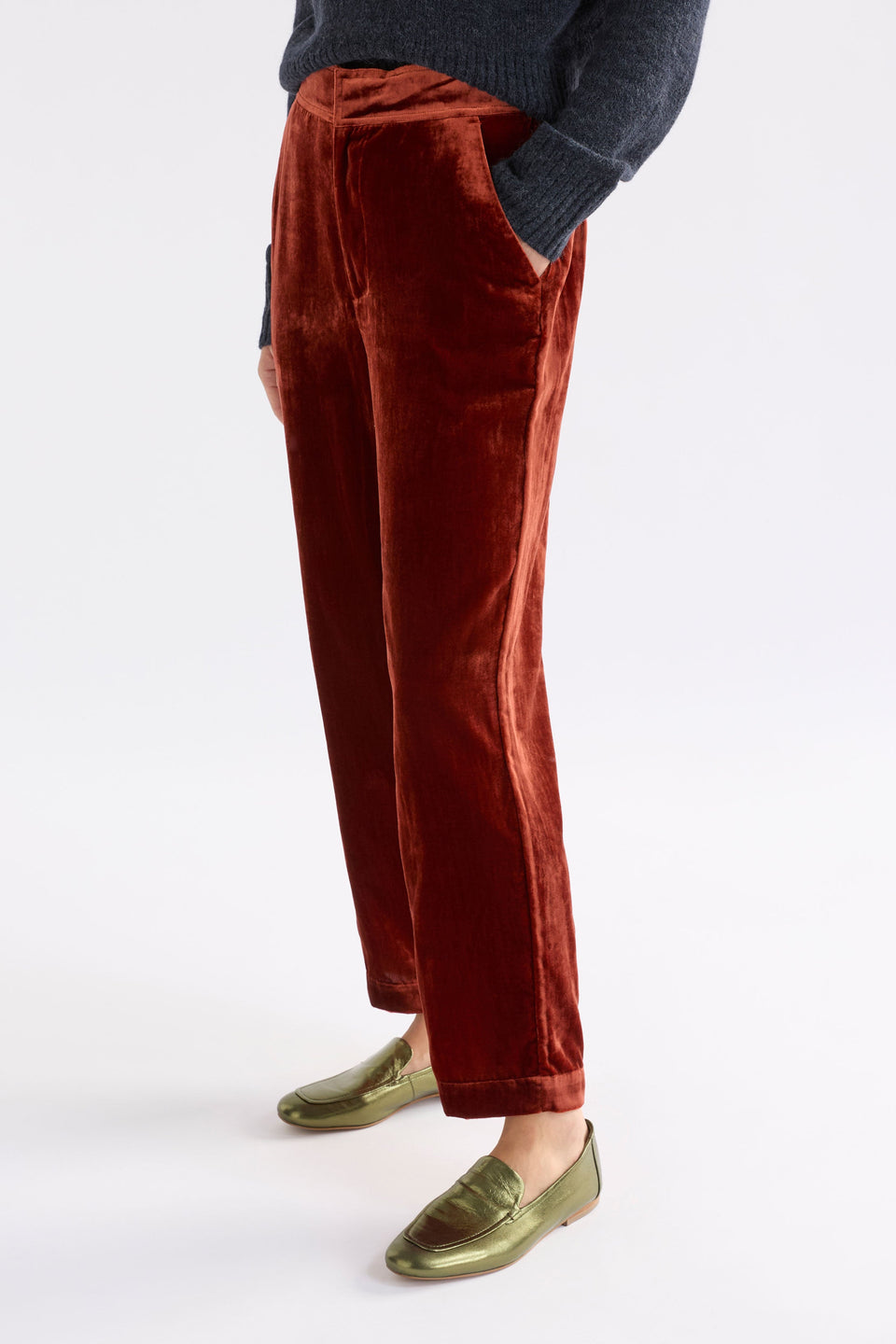 Suuri Flat-Front Waistband Tapered-Leg Velvet Pant Model Side Crop | SPICE