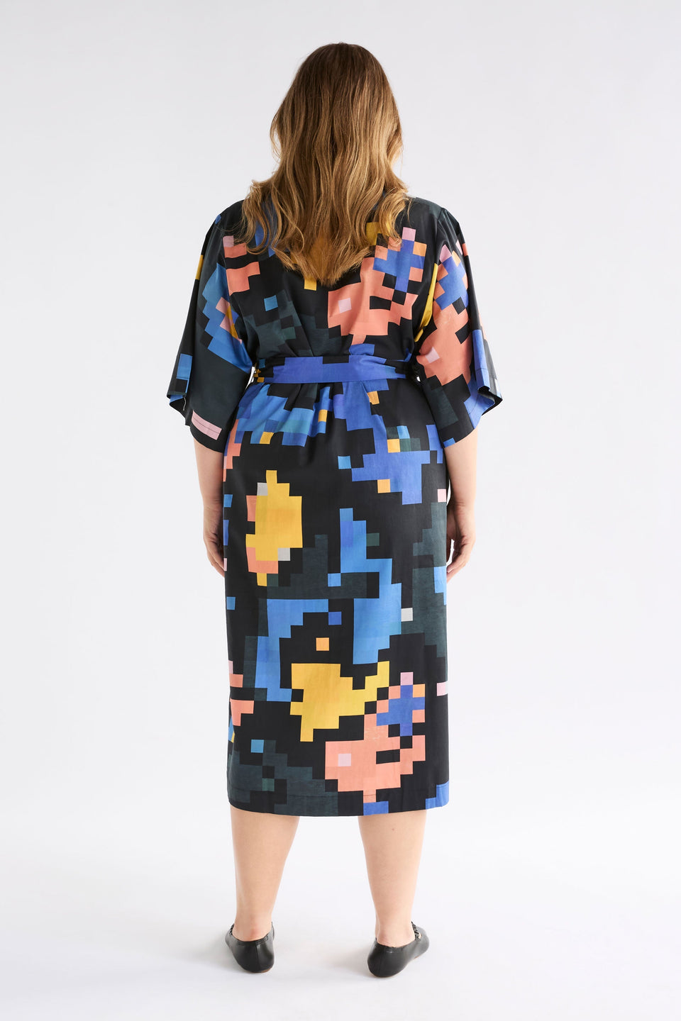 Grand Wide Short Sleeve Print Midi Shirt Dress Curve Model Back | LUCENT PRINT