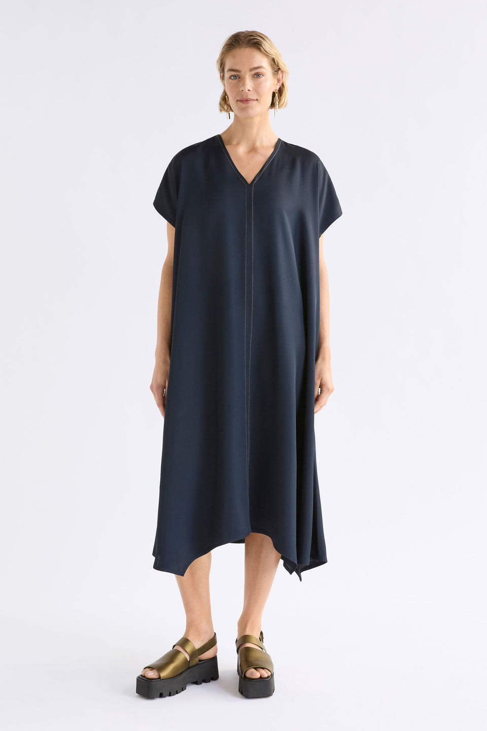 Hullu Short Sleeve V-neck Relaxed Handkerchief Hem Top Stitch Dress Model Front | NAVY
