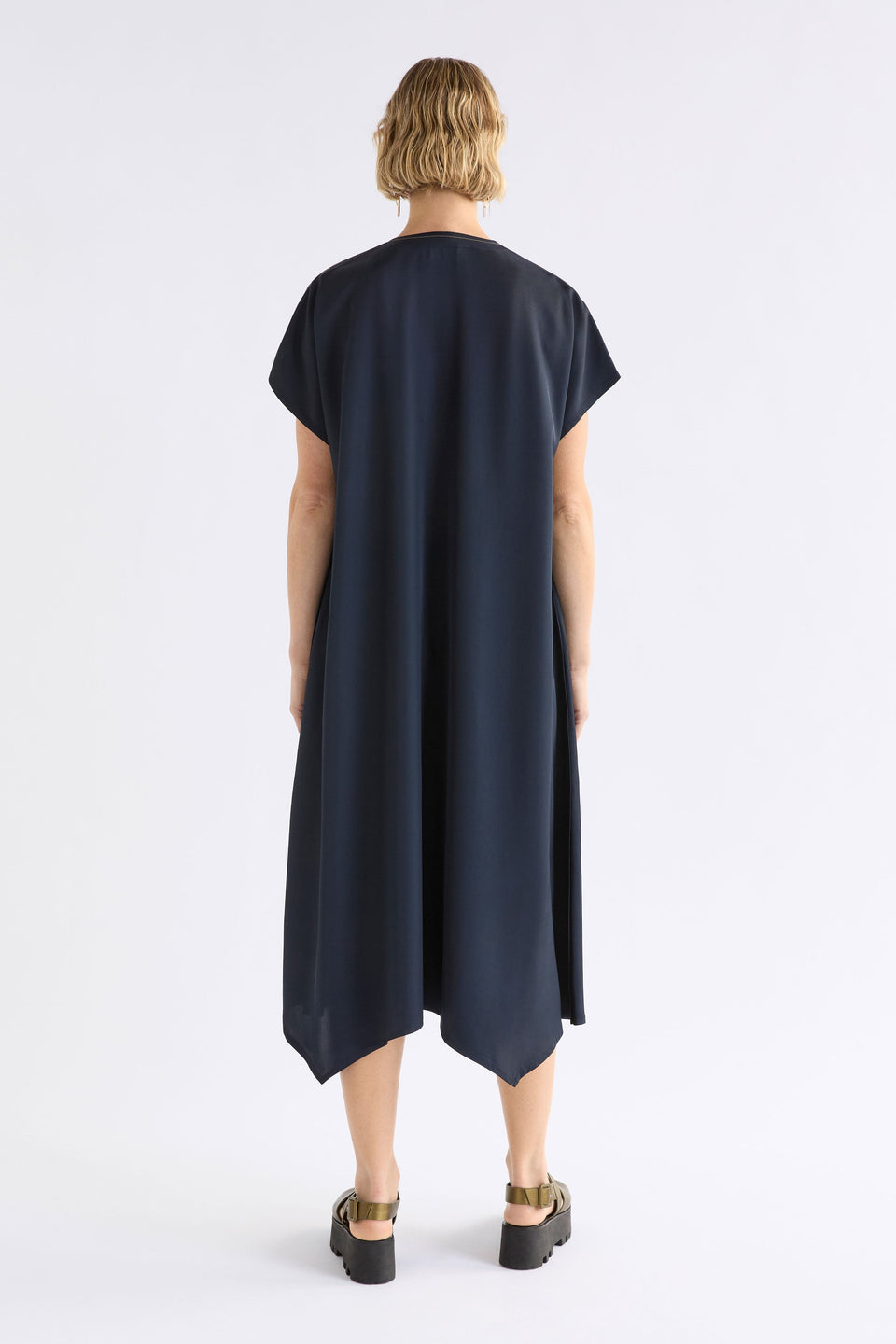 Hullu Short Sleeve V-neck Relaxed Handkerchief Hem Top Stitch Dress Model Back | NAVY