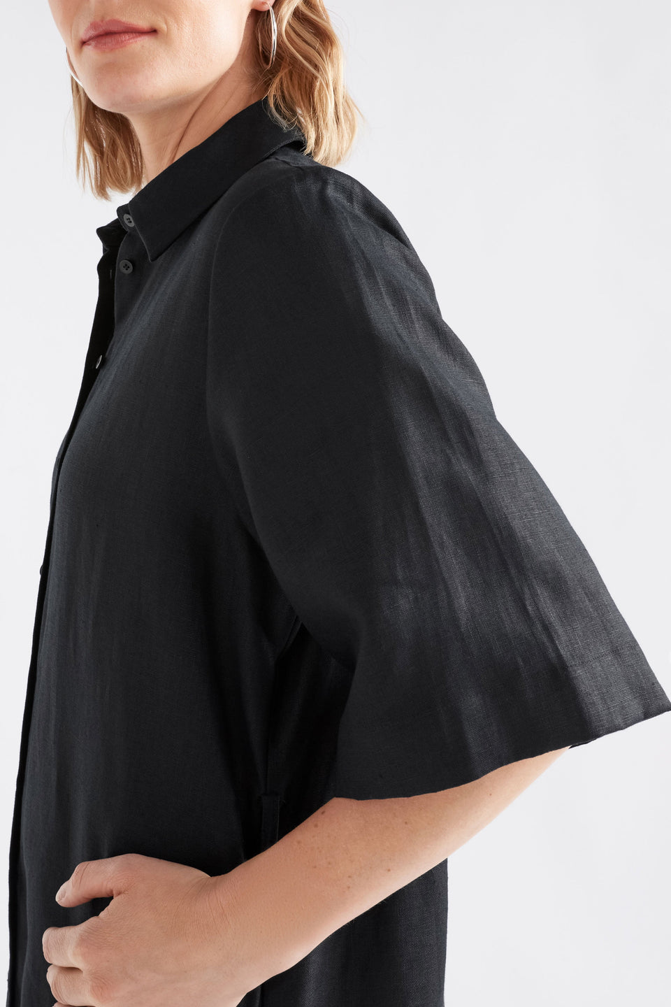 Llinen Relaxed Wide Short Sleeve Linen Short Shirt Dress with Waist tie Model Side Detail | BLACK