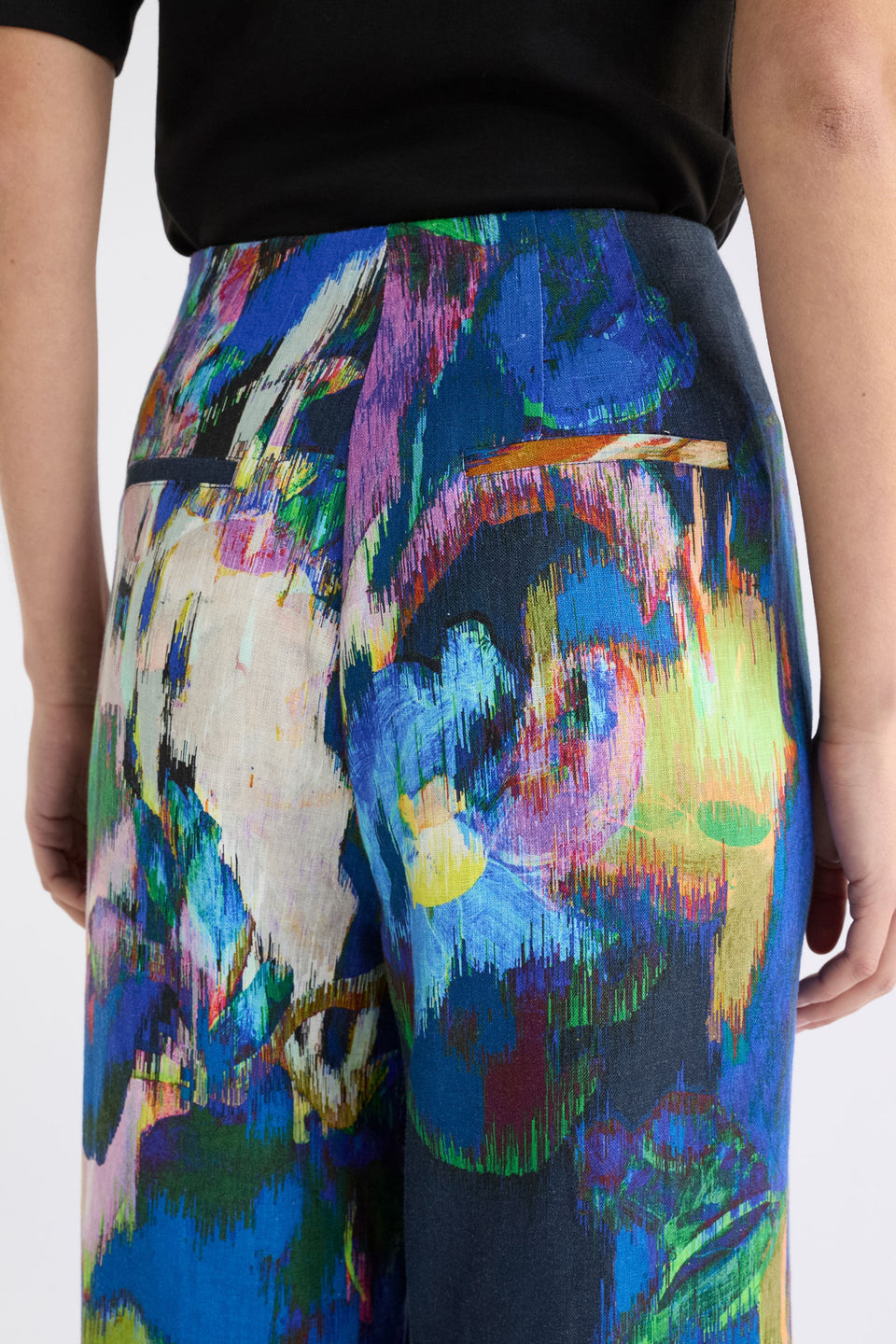 Lato Pant on Model Close Up of Back View | VAARA PRINT