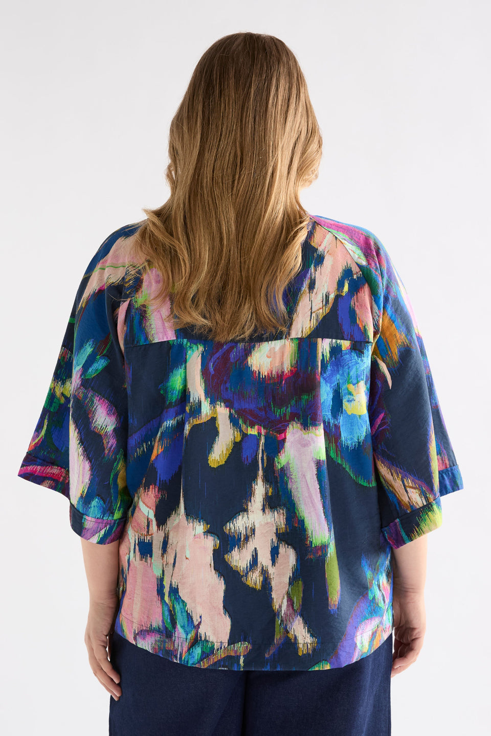 Moda Floral Print Silky V-neck Top Curve Model back  | VAARA PRINT