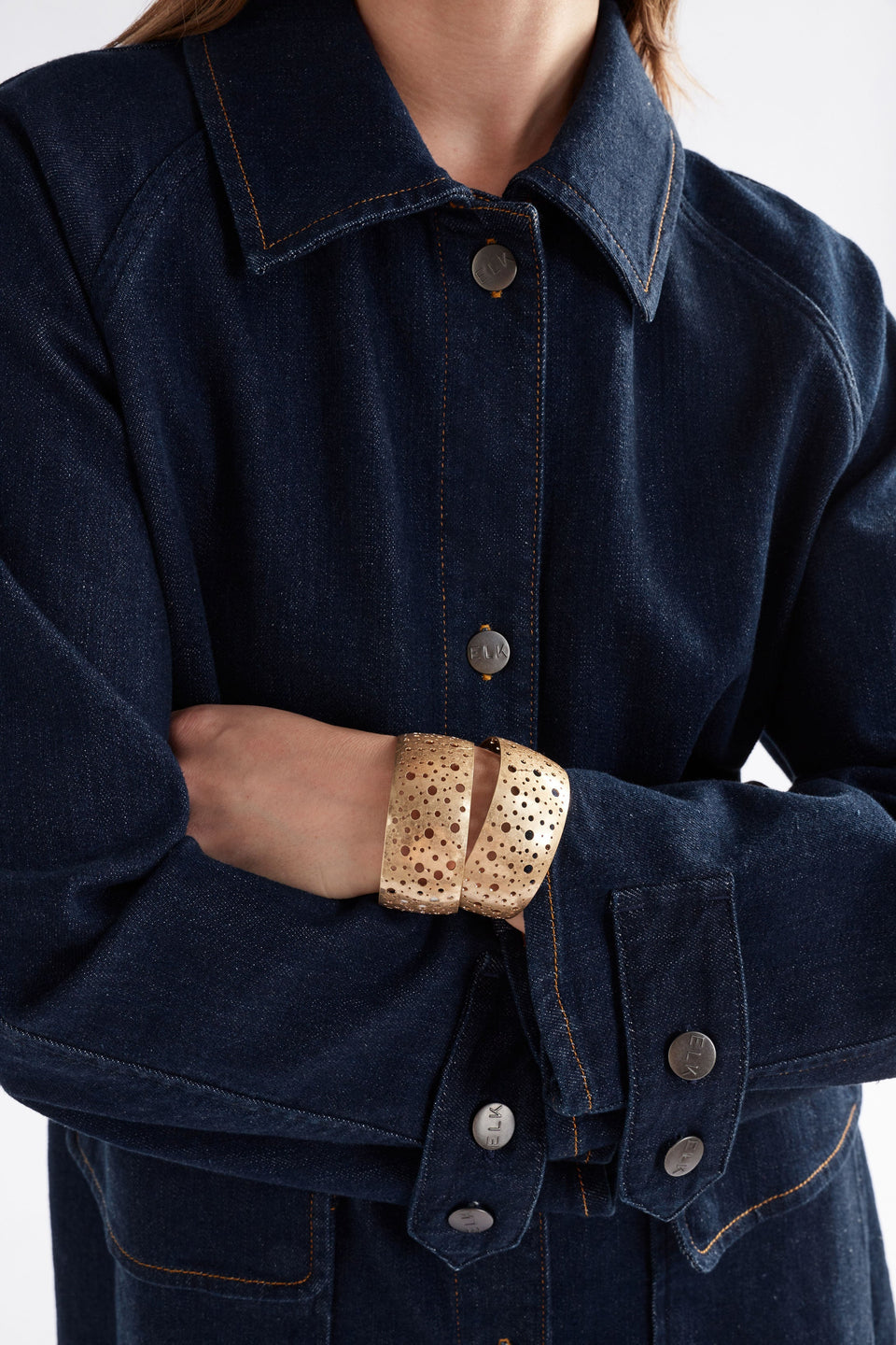 Hulle Small Holes Metallic Cuff Model | GOLD
